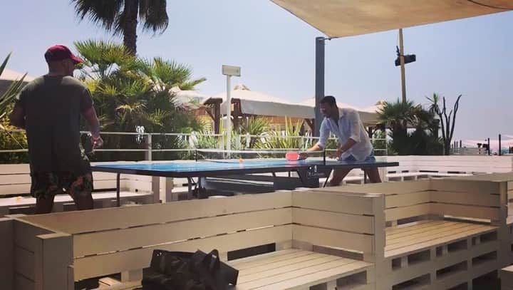 のインスタグラム：「Dayoff .... leone ma chi ha vinto ?? #batman #lifeistoshortnottobehappy #js22 #lm12 #ciaksigira🎬🎥 #pingpong #relax #friends #family @luca.moscatiello12」
