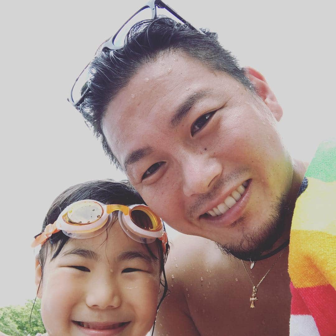岡田雅利のインスタグラム：「お久しぶりの投稿でーす！！(^-^)今日は初めて娘とデートでーーす！！❤️ こうやって写真撮ると顔がそっくりーー笑 #プール #顔がそっくりすぎーー笑」