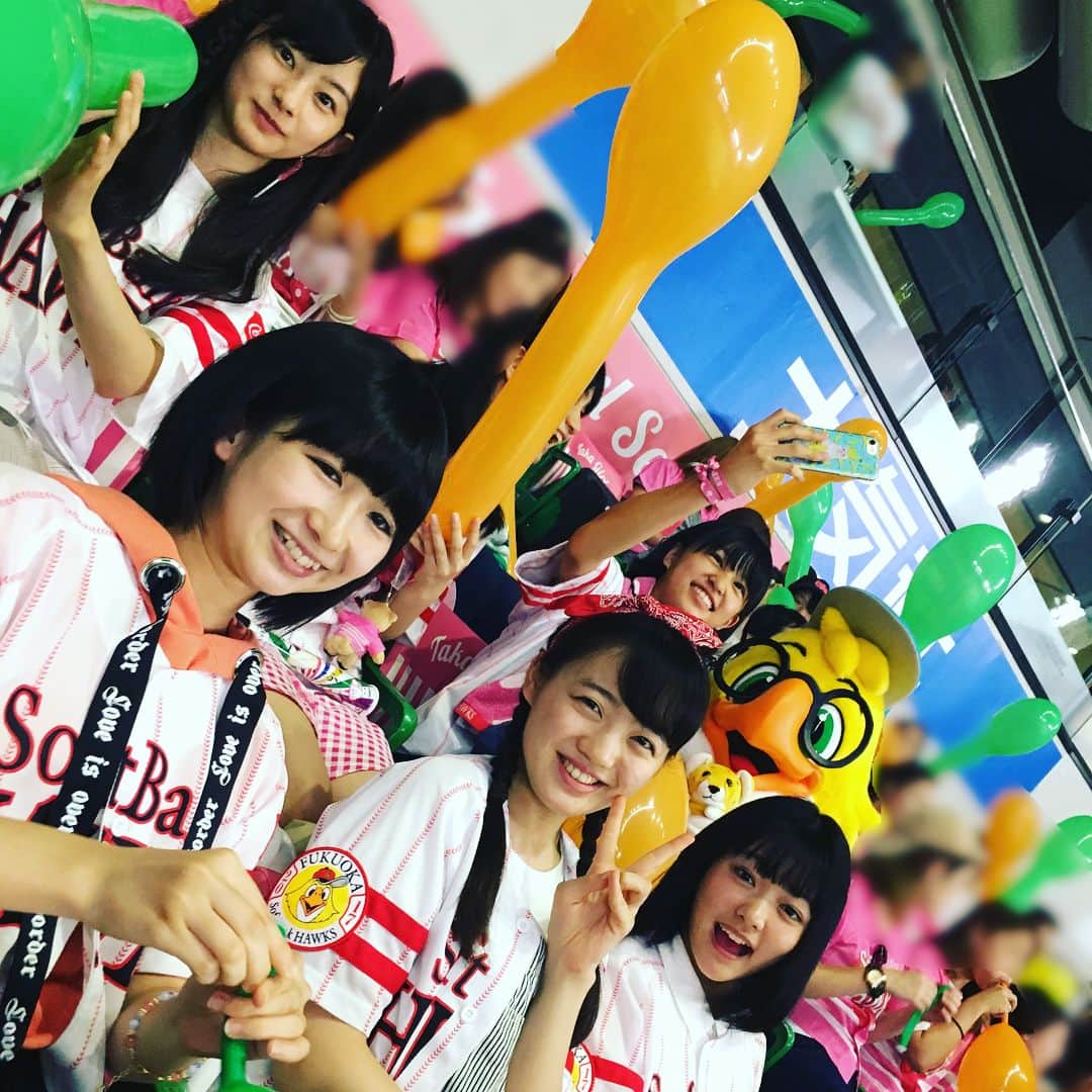 のインスタグラム：「リックと仲良くなって風船膨らませるのを見守られる蒼良 #ばってん少女隊 #ばっしょー #福岡 #タカガール #ホークス #野球 #baseball #sbhawks」