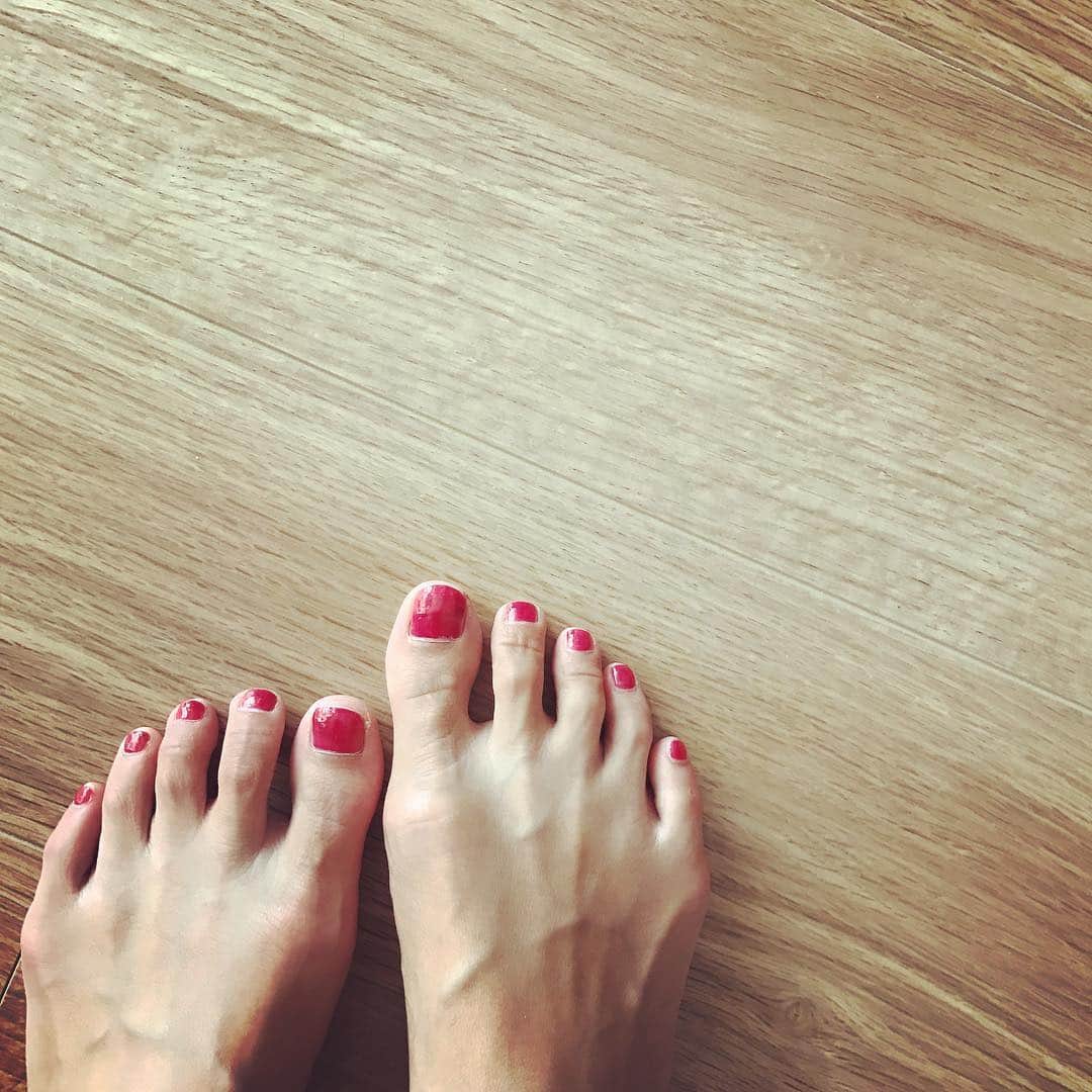佐藤美央里さんのインスタグラム写真 - (佐藤美央里Instagram)「仕事柄、普段はネイルしてませんが…たまには💅💕 #フットネイル」7月31日 16時15分 - miori_sato14