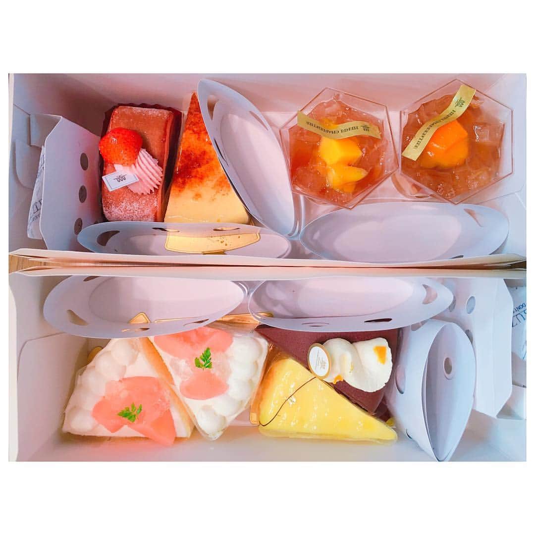 二村春香のインスタグラム：「昨日のavexさんからの差し入れ❤️ スタッフさんとわけわけしました(o^^o) #ケーキ #cake #delicious」