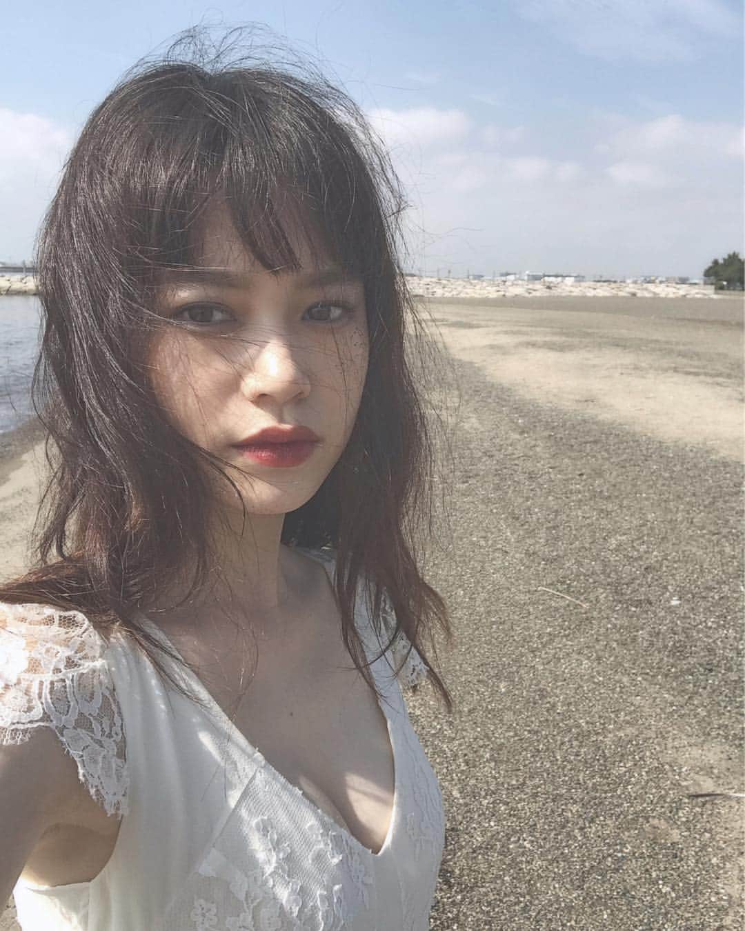 野崎智子さんのインスタグラム写真 - (野崎智子Instagram)「なつーーー。うみーーー。ロケーーー。 サクッと撮ってスタジオへ🌻 みんなたくさん水分とってね。 #me #make #kawakita #cool #summer」7月31日 9時03分 - tomoconozaki