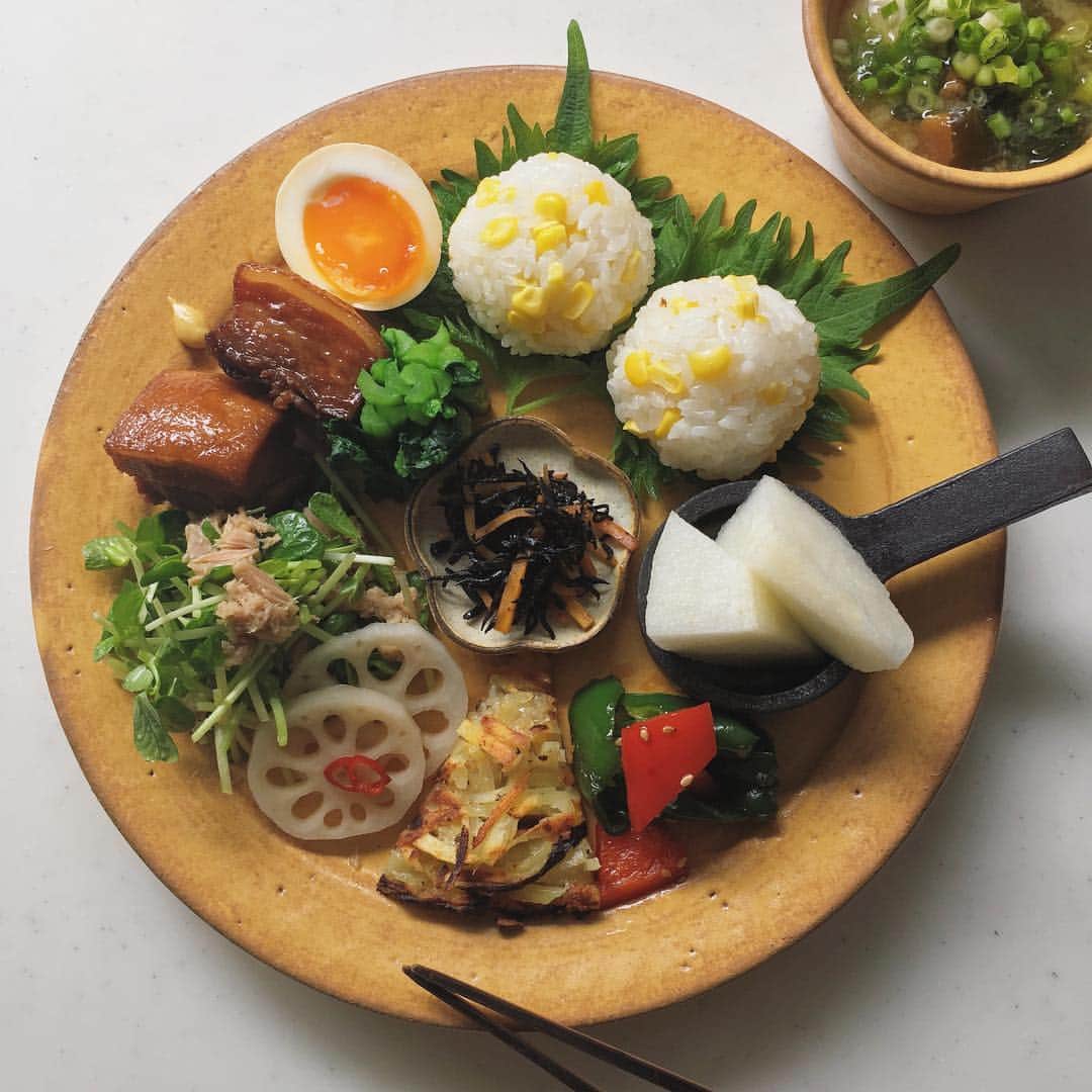 akoのインスタグラム：「Today's breakfast. おはようございます 今日で7月も終わり 8月だってすぐに終わるはず と自分を励ます朝 夏休みよ早く終われ🙊 今日も頑張りましょ☺︎ * ピーマン金平 じゃがいものガレット 酢蓮根 豆苗とツナそぼろのサラダ 豚の角煮 小松菜 ゆで卵 ひじき煮 とうもろこしご飯むすび 豆腐 わかめ なめこの味噌汁 梨」