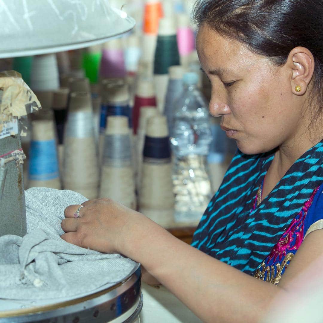 Chyangra Pashmina Sustainableさんのインスタグラム写真 - (Chyangra Pashmina SustainableInstagram)「We take pride in every step of our manufacturing processes. 全ての工程に誇りを持って作っています。 #Cashmere #LuxuryDesign #ChyangraPashmina #StepInsideNepal #IMadeYourClothes」7月31日 11時00分 - chyangrapashmina