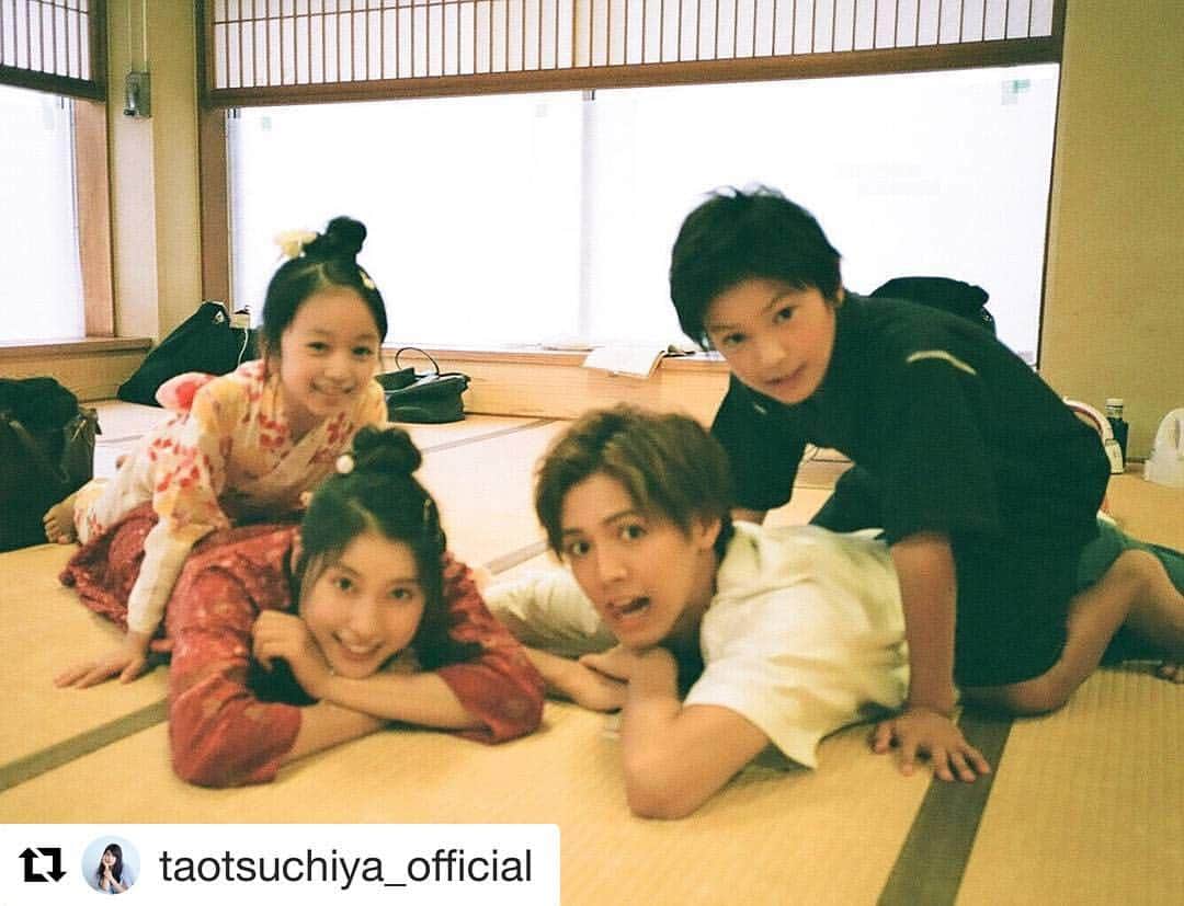 のインスタグラム：「#Repost @taotsuchiya_official ・・・ 兄こま夏休み写真展、今日の２枚目は、大変！時空が歪んでます！というのは当然ウルトラ作品的冗談で、子ども時代の橘兄妹と育ってからの橘兄妹がホッと一息、遊んでいるところ ^ ^  せとか役の横溝奈帆ちゃん、めっちゃめちゃ可愛かったなぁ…！子ども時代のせとかが「お兄」って呼ぶ声は「本当にせとかにはお兄しかいないんだな」って感じる声で、あの声を近くで聞いてたお兄はもちろん高嶺さんの気持ちも考えながら、そして私自身もあの声を心に聴きながら、ラストシーンまでを走りました。  お兄役の荒木飛羽くんは実際にお会いしても頼もしくてかっこよくて、お兄そのものでした。このお兄と小学校一緒に通ってみたかった。笑  そしてここには写ってないけど高嶺さんの堀越太耀くんが、小学生なのに本当にダンディーで！！！演じる年代は離れてるはずなのに、高嶺さんと同じ良い香りがしそうな雰囲気が、本当に素敵でした。  さっきも書いたように、年齢はみんな下なのだけれど本当に素敵な女優さんであり役者さんであり、尊敬しています。  優しくせつない子ども時代を、 本当にありがとう…＊」