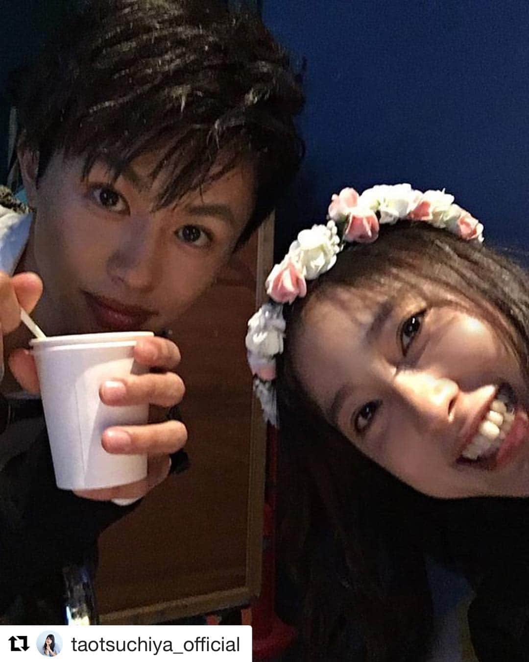 兄に愛されすぎて困ってますのインスタグラム：「#Repost @taotsuchiya_official ・・・ 今日舞台挨拶をなさる 草川拓弥さん演じる千秋さんと♪  せとかと言えば花冠、花冠といえばせとか！と私はすごく思っているし、同じように思ってくださってるかたも多いと思うのですが、実はせとかが花冠をかぶっているのって、ドラマの２話だけなんです。なのに、あのインパクト！  きっと千秋さんという強烈な人との組み合わせが、より強い印象に繋がったのかなと思います ^ ^  兄こまのドラマと映画で凄いなと思うのは、花冠を制服にかぶってる女子高生も、スカーフを頭に巻いてる女子高生も、犬を連れてる男子高校生も、ヘッドホンずっとつけてる男子高校生も、黄色いロードバイクで通ってる男子高校生も現実にはいないだろうなと思うのに、あの映像の中ではあんまり違和感がないんですよね。いそうだなーっていう。笑  でもやっぱり一番不思議なのは、犬と登下校してるらしき千秋さんなのですが、それも意外に不思議じゃないし、むしろ素敵だったりする✨  きっと、全然違和感なく演じた拓弥くんの魅力ならではなのかなと感じてます *^^*」
