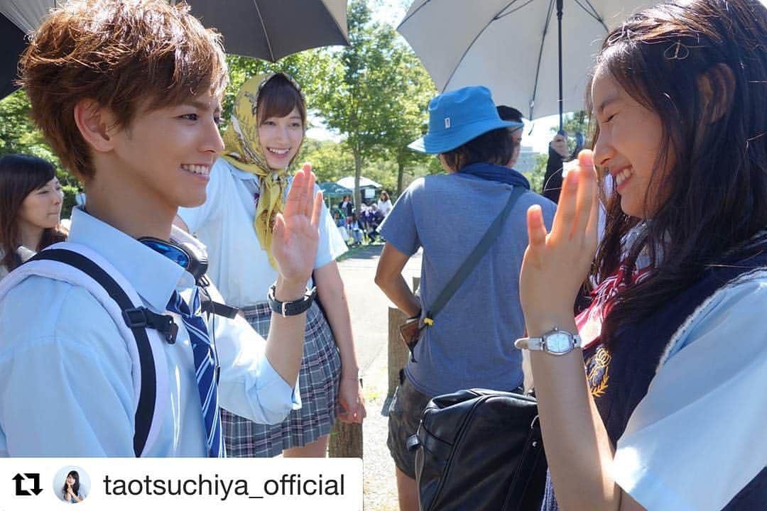 のインスタグラム：「#Repost @taotsuchiya_official ・・・ 今日舞台挨拶なさるお兄こと片寄涼太さんと、何か誓ってるとこ。 なに誓ってたんだろ？？？ いとにあとで聞いてみよう。 でもきっと、いとも忘れてる。笑  こんな小さな笑いばかりの 現場だったけれど、 だからこそ、 せとかちゃんたちの日常を 描けたのかなと思います ^ ^  お昼の写真展は、ここまで。 またのちほど…＊」