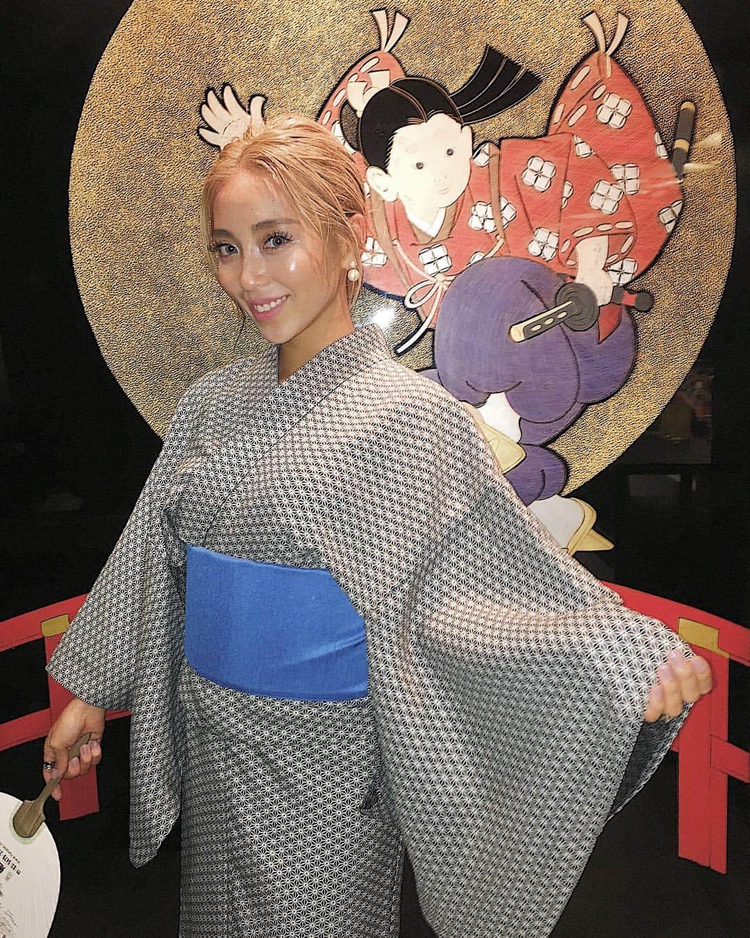 細井宏美のインスタグラム：「プライベートで浴衣着たの何年ぶりだろ…😍 やっぱり日本人は和服が1番色っぽいね！！特に男性の浴衣姿には大人の色気と男らしさを感じる！🎌笑笑  浴衣は一目惚れした @paurlora_ の物👘✨これ買って大正解🤑💙 #yukata#浴衣#japanese#日本#夏#summer#和服#和装#麻#美」