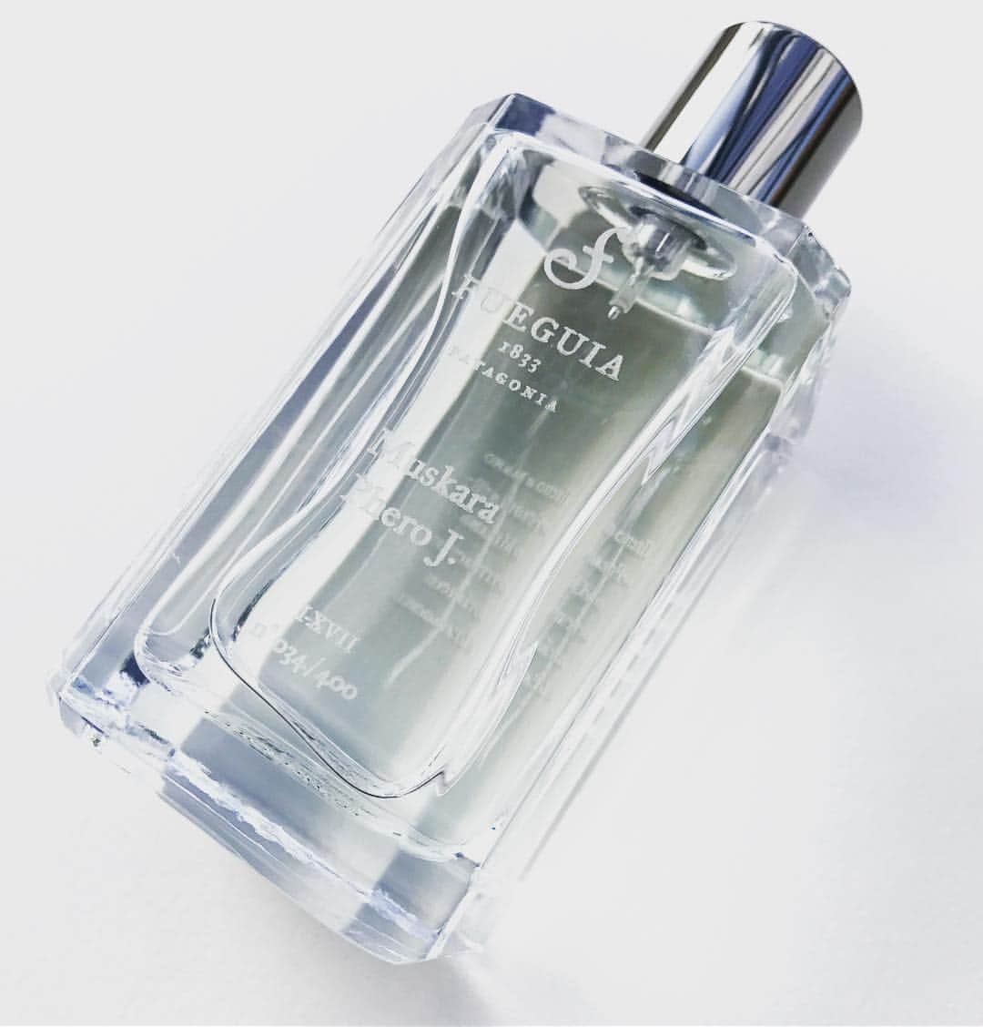 のインスタグラム：「New arrival  MUSKARA PHERO J(ムスカラ フェロ ジェイ)  7/27 ギンザシックス POP UP STORE先行発売 8/10 東京本店発売  南米原産の催淫効果のある植物のリサーチをへて発見した、 フェロモンと類似した分子構造をもつ「香りのない分子」を採用。 女性の魅力を引き出し、ハッピーな気持ちを高めます。 また同時に、肌本来のもつ香り分子を吸着して揮発を促す効果をもつ成分が、肌本来の香りと呼応。 香りを重ねるのではなく、内からも外からも、自身本来の魅力を引き出す効果を提案するフレグランスです。  PERFUME 100ml ¥31.000- PERFUME 30ml ¥16.100- PERFUME OIL ¥14.600- (税抜価格INV000057,INV000073)  #fueguia #fueguia1833 #nichefragrance #先行販売 #muskarapheroj #フェロモン #香水 #pheromone」