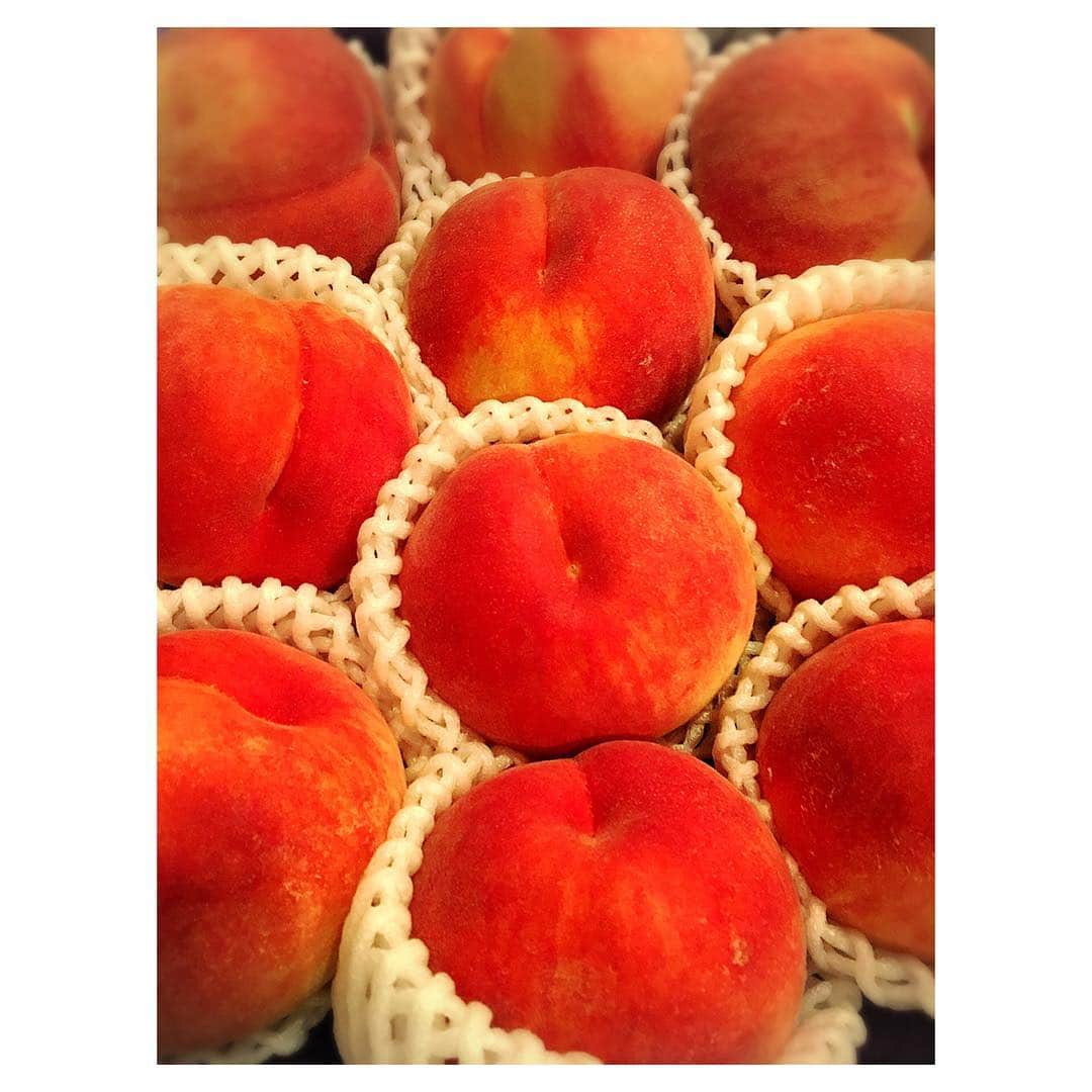 宮崎宣子さんのインスタグラム写真 - (宮崎宣子Instagram)「🍑だー❤️ 果物大好きだから嬉しい❤️😍❤️ #桃 #果物大好き #桃好き #嬉しい #感謝 #幸せ」7月31日 16時48分 - miyazaki_nobuko