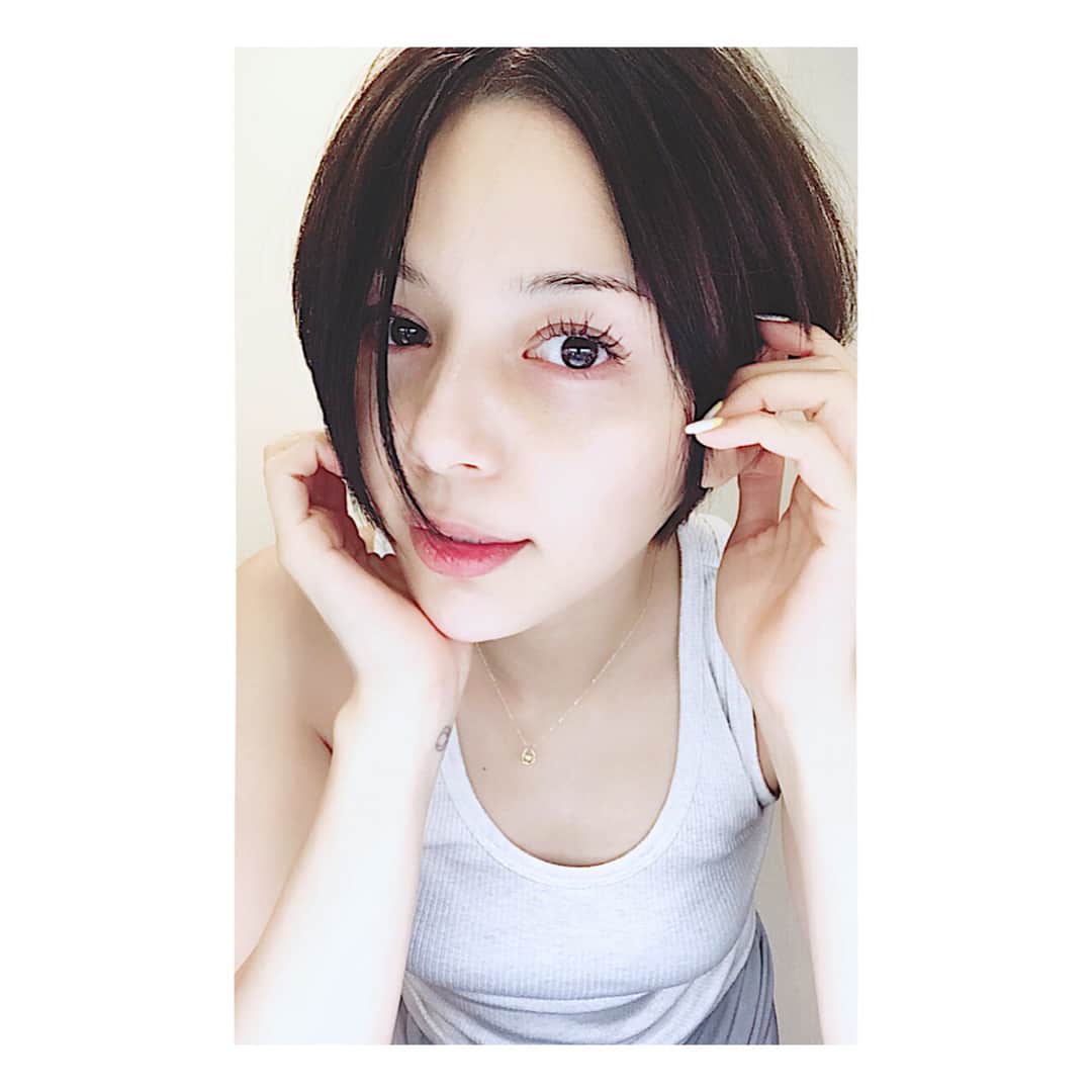 Rioのインスタグラム：「・ ・るんるん❤😆🌈✨ ・ ・お肌がというかまつ毛と目の周りにピンと張りが ・出て来たー😭✨‼️ ・ ・ ・目元にハリが出て使い続けると ・マツ育にもいいんだよー！ ・とメイクさんに教えて頂いたアイクリーム⭐️ ・珍しくりおさん続いておりますwww ・ ・ ・@tree_cosme_official さんの ・アイクリーム✨ ・目元とまつげのご褒美っ✨という名前！ ・マツエクにも塗れると聞いて ・すーぐ楽天で買いましたあー😂 ・ ・ ・みなさんの方が前から知っていたりして？！🤔✨ ・通販ランキング1位だったから ・りおさんは出遅れましたか？ww ・ ・ ・ ・My best of cosmetics for eyeskin and Eyelashes! ・ ・Made in japan!✨🌈That's Unisex. ・ ・ ・ #rio#japan#make#model#cosmetics#eyecream#girlscosmetic#happy#purupuru#目元とまつげのご褒美#アイクリーム#マツエクok#プルプル#マツエクで下向いてたまつげがピンとしてきた！#マツ育#まつげ美容液#はじめて購入#まつげ美容液はマツエク屋さんでしたこと無かったから😂💦#るんるん💓#あ！クマにも良いのだって！！！#tree#しかも定期購入初回980円〜〜😍」