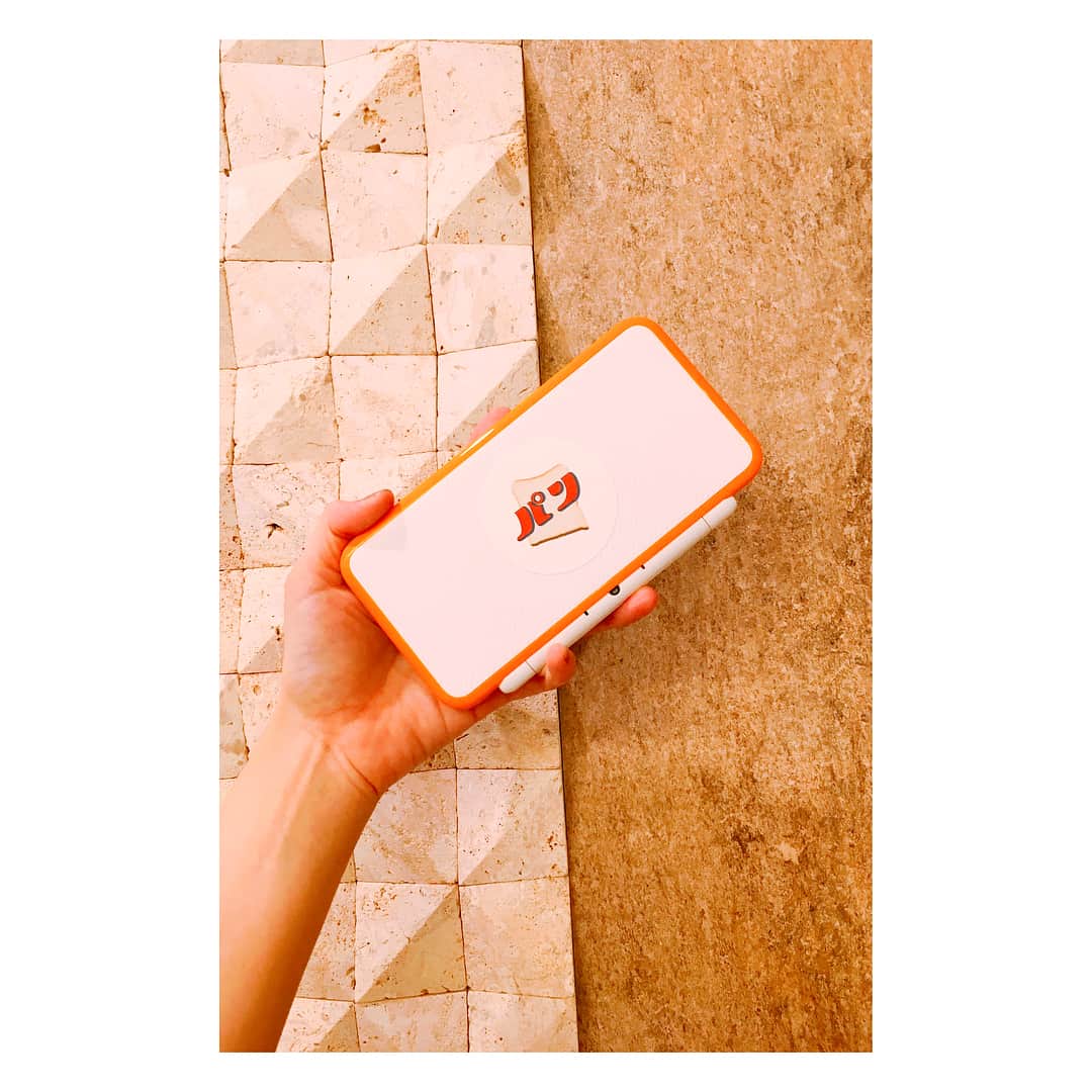 山野ゆりさんのインスタグラム写真 - (山野ゆりInstagram)「今日は昨日のフジロックを引きずりながら2連休中✨  改めてビョークを目の前で見たなんで嘘みたいだな〜と不思議な気持ちです、本当に素晴らしかったんだよー😭✨！！ 彼女が創る曲は、自身が作品の一部であり表現者でもあり、歌声や佇まい、思想や呼吸、全てが化学反応を起こして音になり映像になり、私達に届けられているんだと実感しました。ライブでそれを目の当たりにすると、圧倒的な世界観に涙が止まらないし、口がポカンとあいて時が止まったかの様な感覚にもなるし、これが目の前で現実に起きている事なのかわからなくなる時もあるし、ビョークが瞬間的に神様にも見えたりして、とにかく、すごかったんです。。😭✨ 私はビョーク目当てのフジロックだったんですが、日帰りでも充分思い出に記憶に残る1日で、音楽は本当に素晴らしいと改めて実感した1日でした！はー最高だった❤️😭 そ！し！て！ 発売当日からプレイするのを我慢してたドラクエ11を今日からスタート❤️せっかくだし古くなったDSを新調したのだけど、食パンカラーのDS🍞❤️❤️ フジロック終わっちゃって寂しいけど、今日からドラクエを楽しみます🤤🤤❤️ #フジロック #ビョーク #bjørk  #新潟 #音楽 #フェス #ドラクエ11 #ds #ゲームも好き」7月31日 17時43分 - yuri.yamano