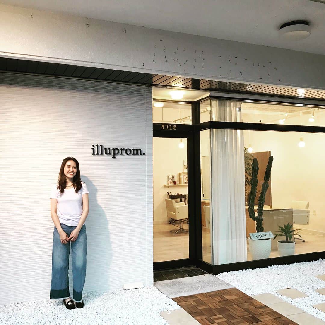山名裕子さんのインスタグラム写真 - (山名裕子Instagram)「✳︎ フォトウェディングや書籍出版のときにヘアメイクをお願いした友だちが美容院をオープンしたので遊びに行ってきました☺️💕 ✳︎ 落ち着いた雰囲気で清潔感のあるステキな美容院♡♡ ✳︎ 今度時間あるときに カットカラー&ヘアセット お願いしたいな✨✨ ✳︎ 特にアップヘアがとてもとても上手でオススメです✨ 駐車場もあります✨ illuprom 静岡県浜松市中区佐鳴台4-3-18 1F北側 070-1612-9878 ✳︎ #illuprom.#illuprom#美容院#浜松#佐鳴台#美容室#落ち着く#清潔感#イルプロム#山中茉由佳#instagram #アップヘア#サマーカット#アレンジヘア#カット#カラー#お呼ばれヘアスタイル#ウェディングヘア」7月31日 18時53分 - yukoyamana