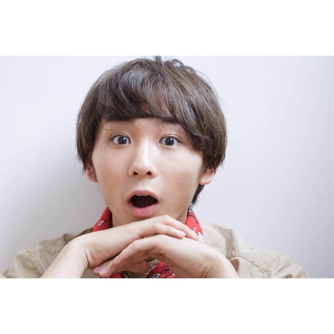 須賀健太のインスタグラム：「あと2時間ちょっと後の21時からはLive.me生配信☺️ 発売まで一カ月を切った写真集の話やアザーカット公開など、ゴールデンタイムにお会いしましょう…  ダウンロードは無料！ iosやアンドロイドで！！」