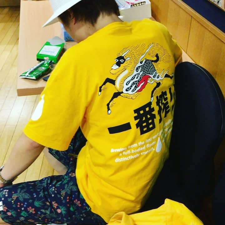 DJ みぃのインスタグラム：「一番搾りのリリーさん😂✨ #らじこー #見取り図 #リリーさん #めっちゃ黄色 #かばんも黄色 #虫がよってきそうね #今日のファッションテーマはマジのストリート系らしいです #プリッツサラダ味が好きらしい」