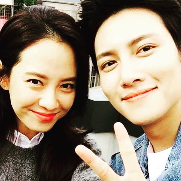 ソン・ジヒョのインスタグラム：「Song Ji Hyo with Ji Chang Wook  filming FOSSIL CF」