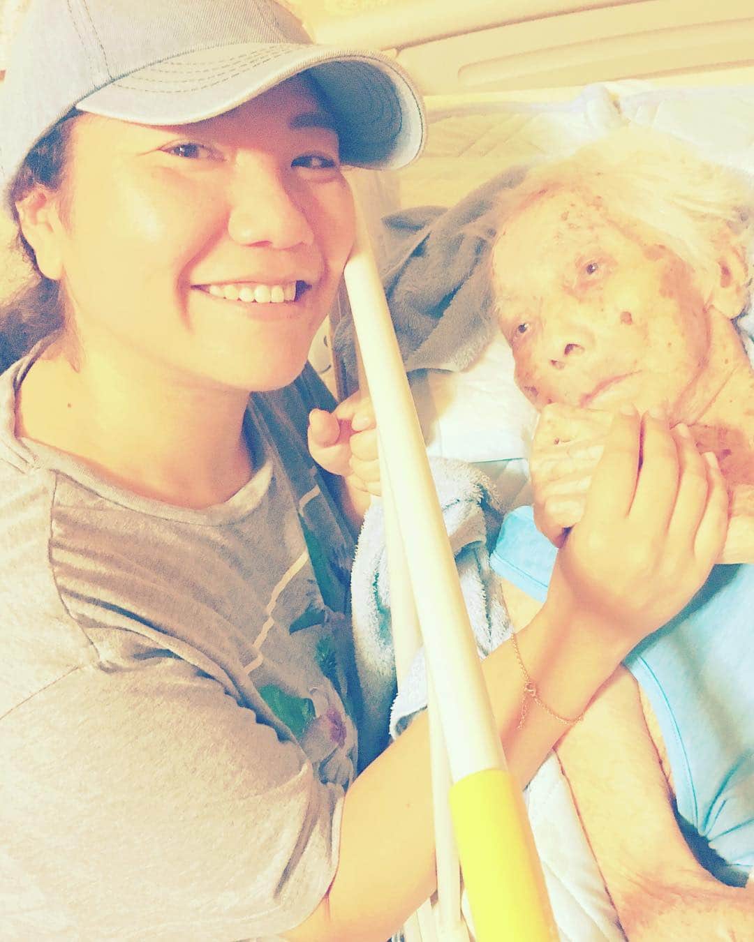 仲宗根泉さんのインスタグラム写真 - (仲宗根泉Instagram)「私と、俊と美香の ひーおばー。 107歳❗️ もうボケちゃって 私が誰かもきっと 分かってないし 会話にもならない。 だけど会いに行くって 大事ね。 顔見せに行くって 大事ね。 生きてるからできること。 生きてるからできること。 @hy_shun  @mikabu5919  #手を出せば #握ってきてくれた #おばー #107歳だけど #まだまだ元気でいてもらわんと #また会いに行くからね」7月31日 22時31分 - hy_izumi