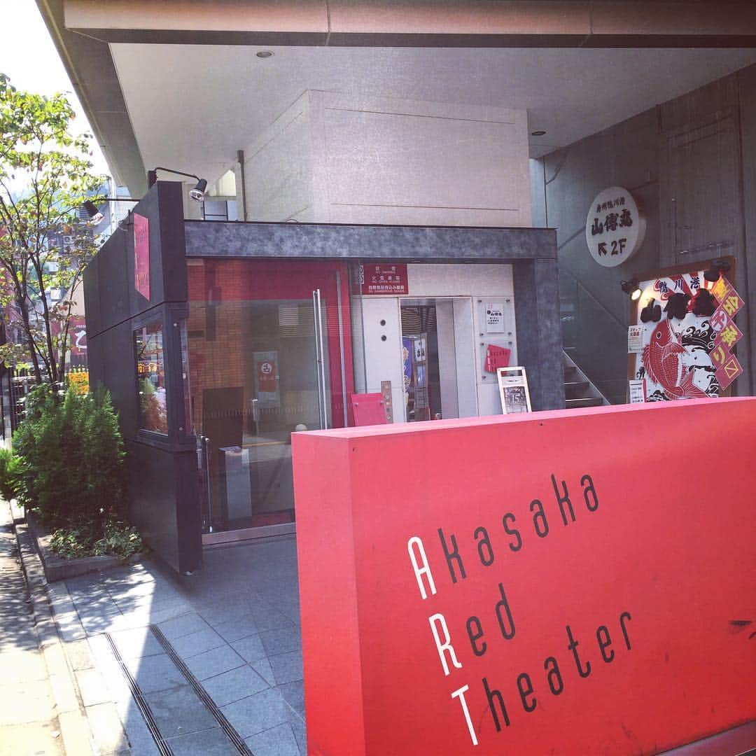 ミスターちんのインスタグラム：「本日劇場入りしました。  #赤坂レッドシアター  #タイツマンズ  #俺のタイツ」