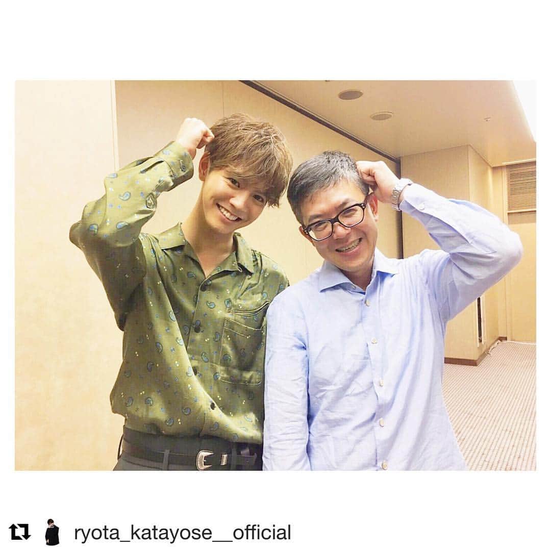 のインスタグラム：「#Repost @ryota_katayose__official ・・・ 兄こま舞台挨拶 お越しいただいた方々 ライブビューイングで繋がれた方々 本当にありがとうございました🙇✨ タクヤくん(@takunicochanman)  と思いっきり兄こまの話をして シーンを2人で演じたりして 最高に楽しかったですし、 河合監督とのトークもすごく嬉しくて そして河合さんは やっぱりなんだか可愛かったです😂✨ 兄こま最高‼️ まだまだ兄こまは公開中ーーー🍉✨ @anikoma_movie  #兄こま #兄に愛されすぎて困ってます  #タクヤくんとの2shotは  #兄こまオフィシャルにて😜」