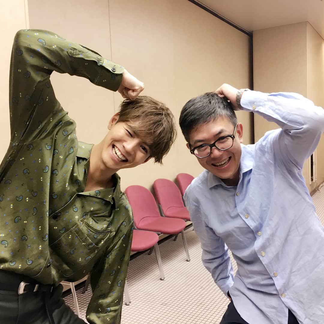 のインスタグラム：「＼大ヒット感謝祭ありがとうございました！／ 片寄さんと監督のオフショット✨は、兄こまポーズ3連発です！  #監督もノリノリ #ありがとうございました！ #河合勇人監督 #片寄涼太 #generations  #兄こま #兄に愛されすぎて困ってます #大ヒット公開中」