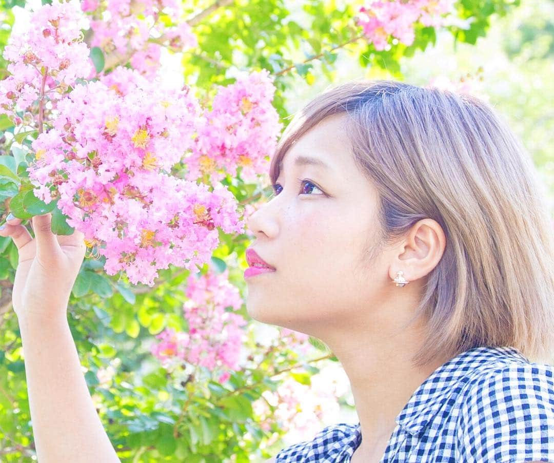 R!Nのインスタグラム：「彩り . 夏に咲く花🌸 とっても鮮やかなピンクで、素通りできず撮ってもらいました。 . 今日はジャケ写の撮影で海にいたんですが、ものすごく日焼けした気がする。これは否めない焼け具合。 . でも、夏を感じる1日で凄く充実していました！ . . 今年の夏はいろいろ楽しいことしたいな プールや海に泳ぎに行ったり BBQしたり。 . . 8/5〜6は大阪・中之島の、特設ステージ歌います。 昼間からビール飲んだりBBQ食べたりできます。そんな、公式テーマソングを担当しました「水辺のまちあそび」(@riverside_terrace_nakanoshima ) は、明日から開催です！お近くの方々は是非♪ . #color #flower #pink #彩 #pallet #花 #サルスベリ #海 #beach #summer #portrait #model #被写体 #ポートレート #金髪 #photography #instapic #instadaily #like4like #followme #写真好きな人と繋がりたい #写真撮ってる人と繋がりたい #shorthair #love #thanks #live #singersongwriter #vocalist #RIN  #Gemie」