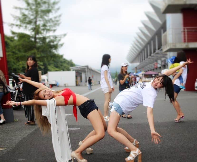 川端佑希のインスタグラム：「90度💪さて、千葉ロングウッドステーション🏎✨8/27（日）川端が参ります💓 ＩLINEさんのブースにいるので写真いっぱい撮りましょっ💓💓💓8月の車のイベントに出させて頂くのはこちらだけですので是非お越しくださいませ💓 #happy #モデル #fashion #model  #ファッション #gym  #川端佑希 #コーデ #EDMlife #coordinate  #데일리  #love #Instagood #shooting #style #makeup #photooftheday # #ootd #tbt  #swag #cute #cool  #tagsforlikes  #셀카 #follow #me #beautiful #smile  #selfie #sky」