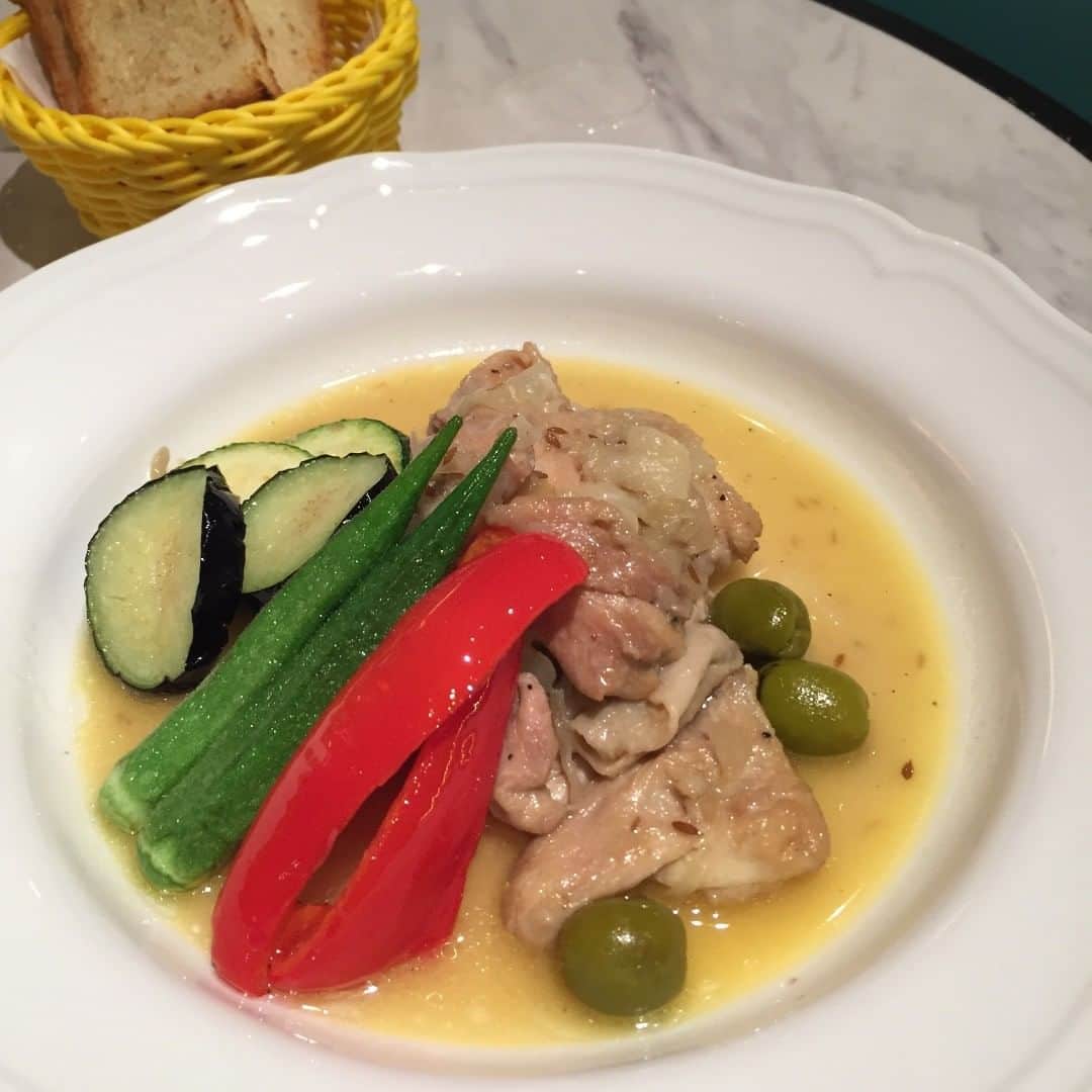 umedahankyusanfeliceのインスタグラム：「#サンフェリーチェ#SANFELICE#梅田#阪急百貨店#サンフェリーチェビストロカフェ#ランチ#鶏肉料理#夏野菜  8月のおすすめメニュー、チキンと夏野菜のオリーブ煮込み、じっくり煮込んだ鶏肉と夏野菜、ほんのり香るカレーが食欲をそそります！ブランジェ浅野屋のパンと共に。」