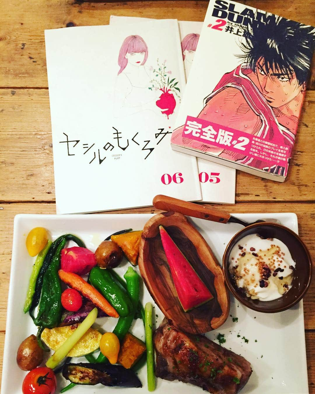 伊藤歩さんのインスタグラム写真 - (伊藤歩Instagram)「Studying for the new scripts with Kamakura vegetables 🥒  台本とにらめっこ😋 陽子氏からお借りしたスラムダンクを挟みつつ❤️ #study#script#acting#tvseries#japaneseactress#asianactress#summer#vegitable#fresh#manga#slumdank#台本#にらめっこ#セシルのもくろみ#東京ライフ#鎌倉野菜#スラムダンク#最高#真木よう子#伊藤歩」8月1日 13時23分 - ayumi__ito