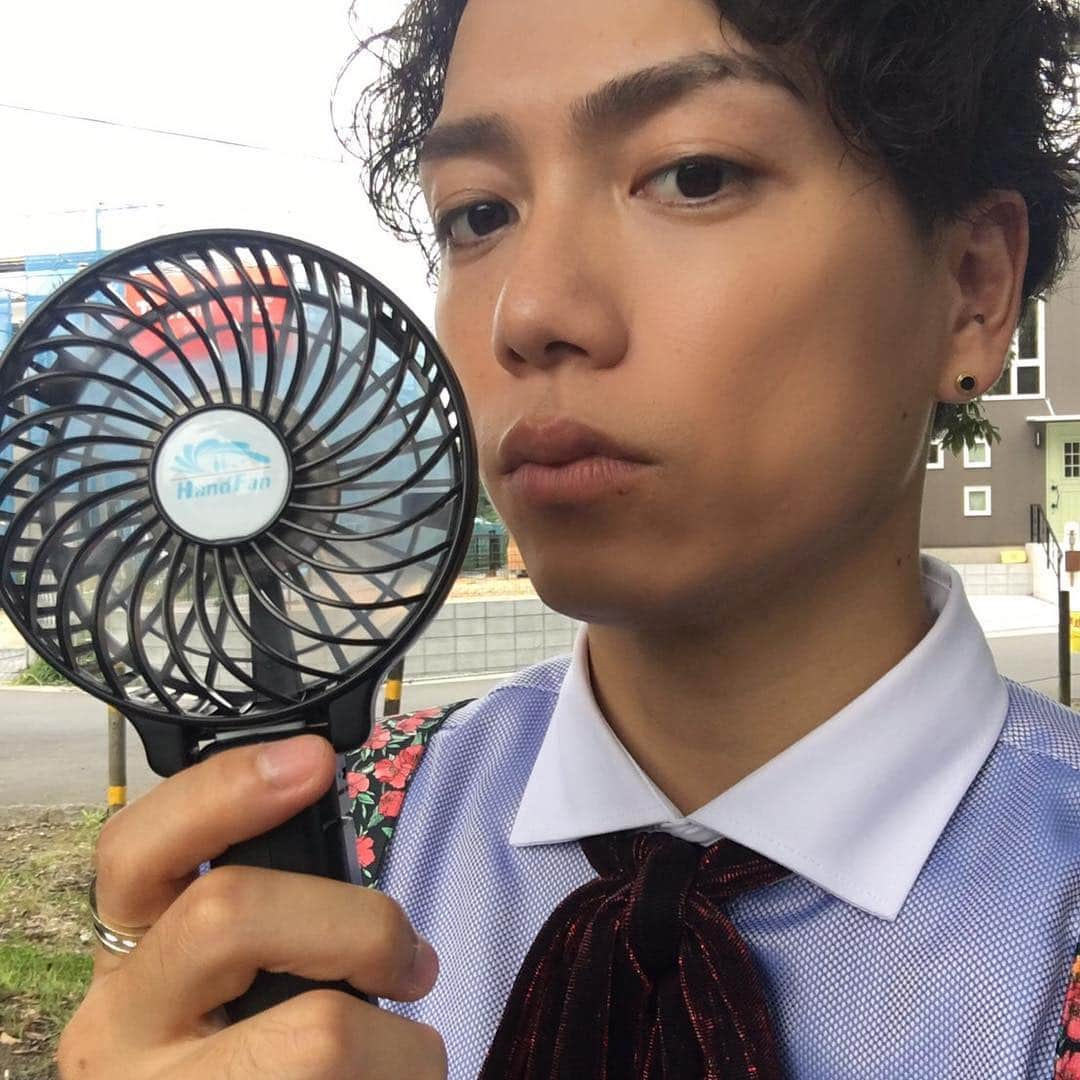 山崎育三郎さんのインスタグラム写真 - (山崎育三郎Instagram)「ハンドファン  これがないとの乗り切れない。  意外に強力！！ ‪#あい婚 #あいの結婚相談所 #毎週金曜日 #成婚率 #100% #歌 あり #ダンス あり #新感覚 #エンタメ #ドラマ‬」8月1日 13時29分 - ikusaburo_yamazaki