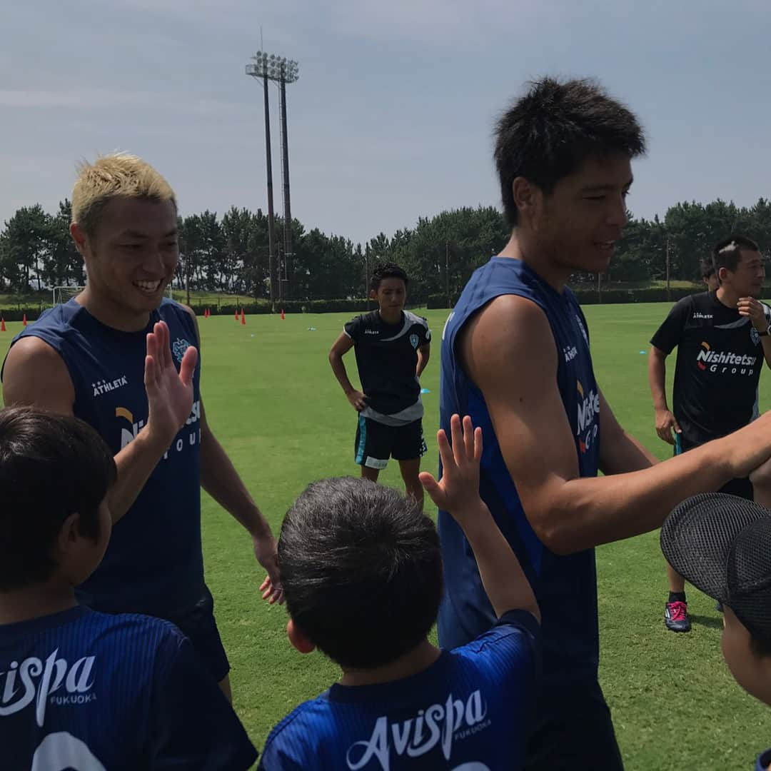 堤俊輔さんのインスタグラム写真 - (堤俊輔Instagram)「アビスパスクール😆❗️ サマーキャンプ☀️🌴⚽️ #アビスパ #アビスパ福岡 #サッカー #Jリーグ #福岡 #avispa #soccer #jleague #fukuoka #堤俊輔 #ツツスタグラム #アビスパスクール #サマーキャンプ #みんなからパワーもらった #一緒にサッカー頑張ろうね〜 #1番人気はやはりウェリントン」8月1日 15時19分 - shunsuketsutsumi.19