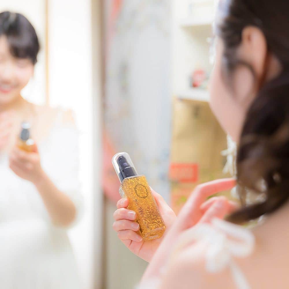 プラセンタのフローレス化粧品のインスタグラム：「胎盤とへその緒(サイタイ)から抽出した「スーパープラセンタ」のパワーを存分に堪能頂ける、洗い流さないジェルタイプのパックです。 ・ ・ スーパープラセンタが持つ、肌本来が持つ美しさの原動力を呼び覚ます力と肌バリアを強化する力により、自ら潤うハリ肌へと導きます。 ・ ・ さらに惜しみなく配合した、金沢伝統の金箔が肌トラブルの原因となるサビから守り、コラーゲンを作りだす力をサポート。 ・ ・ 洗い流さないから、寝ている間に有効成分を全部吸収。面倒なふき取りや洗い流しはいりません。 ・ ・ 無添加なので、くちびるなどにも安心してご使用頂けます。週１～２回の就寝時のご使用で翌日ぷるんと弾む肌をご体感下さい。  #母の滴 #プラセンタ #スーパープラセンタ #サイタイエキス #化粧品 #コスメ #美容 #美肌 #美白 #クレンジング #洗顔 #化粧水 #美容液 #UVクリーム #パック #リンクルクリーム #サプリメント #年齢肌 #乾燥肌 #敏感肌 #国産 #健康 #栄養 #スキンケア #フェイスケア #アンチエイジング #潤い」