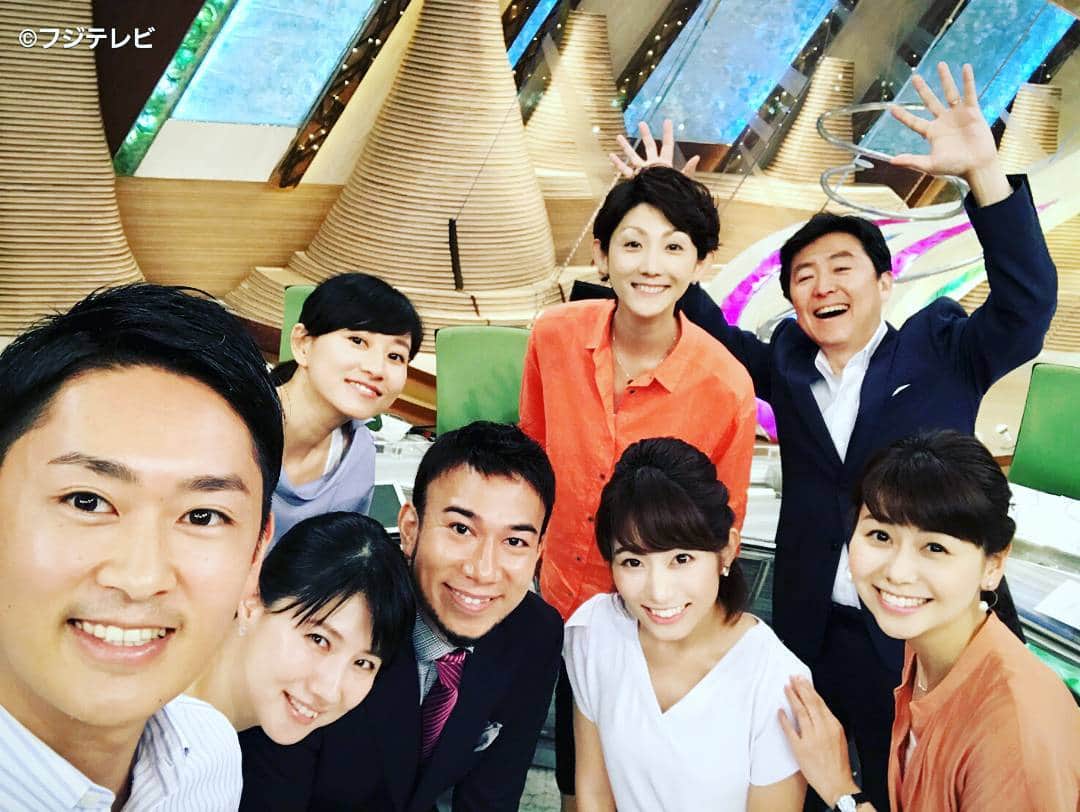 フジテレビ「とくダネ！」のインスタグラム：「ゲストコメンテーターのグローバーさんが初登場♪ また明日、#朝8時からテレビの前でお会いしましょう！ さて、#どんなセリフが合うでしょう？ #グローバー #中江有里 #菊川怜 #笠井信輔 #森本さやか #山中章子 #木下康太郎 #海老原優香 #自撮り #とくダネ大喜利 #大喜利 #とくダネコーデ #ファッション #コーディネート #今日のコーデ #アナウンサー #コメンテーター #2017 #8月1日 #火曜日 #とくダネ #tokudane #フジテレビ #fujitv 170801」