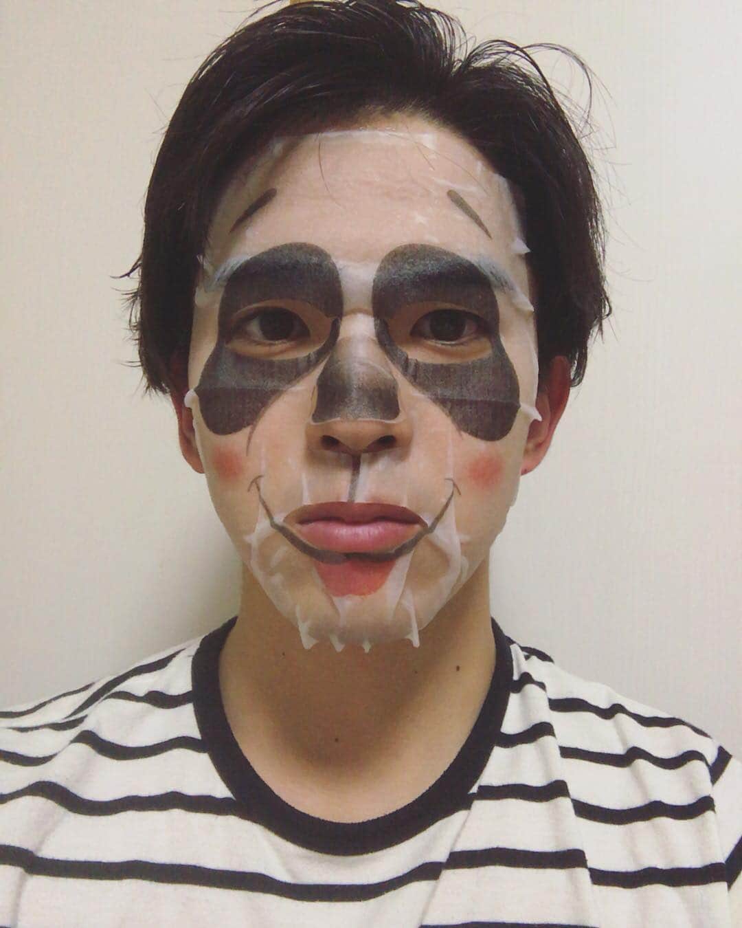 甲斐翔真さんのインスタグラム写真 - (甲斐翔真Instagram)「変身。 パンダに。変身。 なんだろう。なんか怖い。。（笑） #フェイスパック」8月1日 21時33分 - kai_shouma