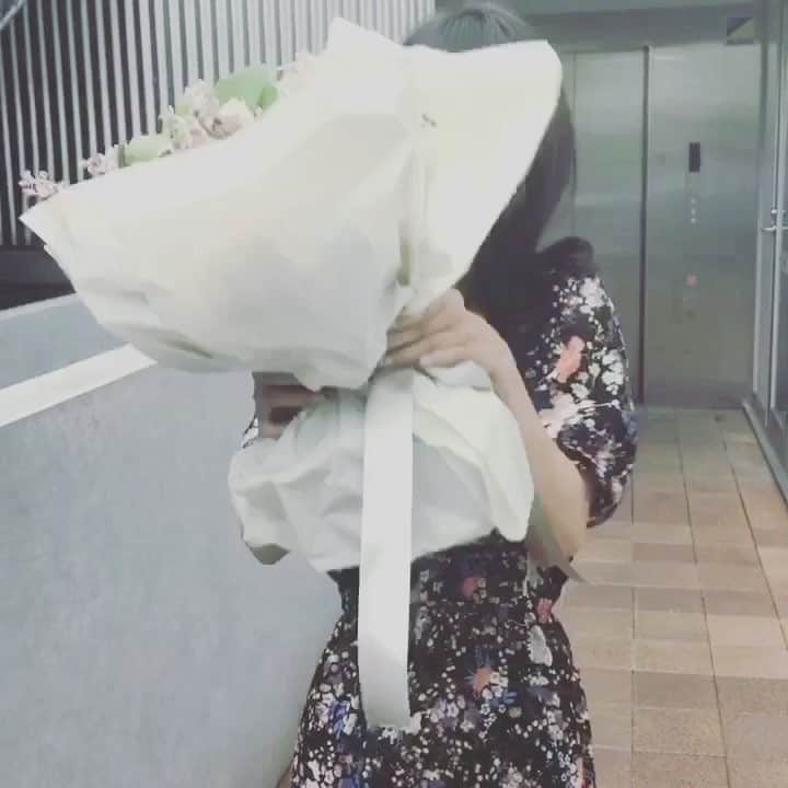 藤野有理のインスタグラム：「先日、GIVENCHYさんとタイアップの撮影をした時に頂いたお花が嬉しかった私。💐 （何回もごめんなさい）」