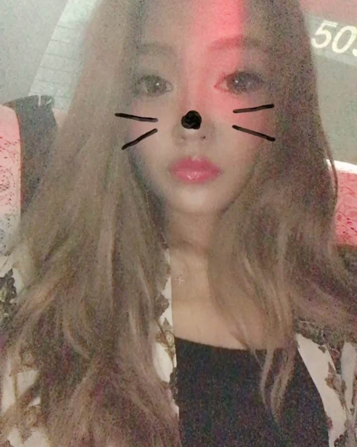 のいちゃんのインスタグラム：「おでこ長いんだよなぁ… おでこと頭の長さ変える整形ないのか . . . #行ってきます #仕事 #スナック #ラウンジ #ママ #整形  #湿気やばい」
