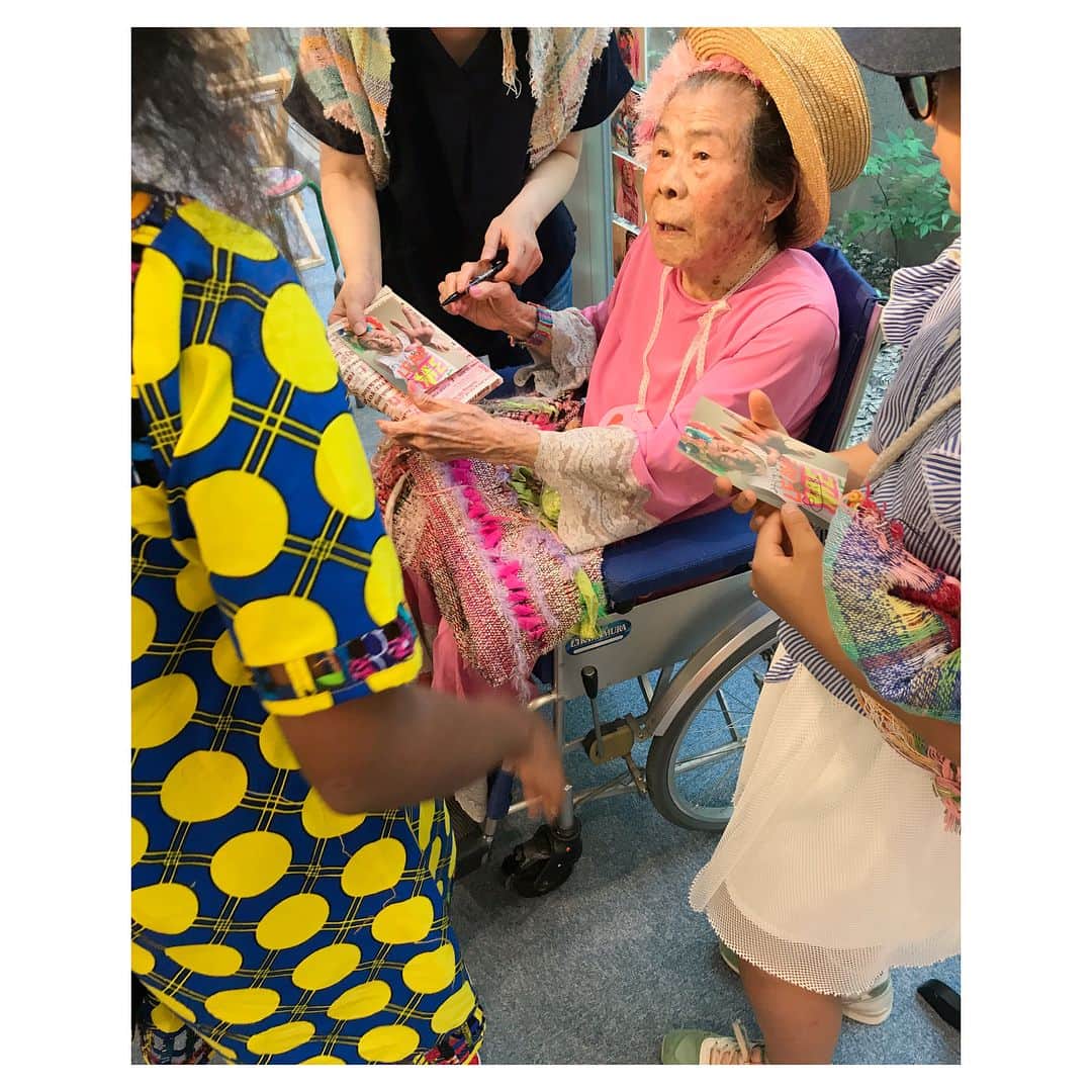 森千波さんのインスタグラム写真 - (森千波Instagram)「おばあちゃん、たくさんの方から元気を頂きました！幸せそうなおばあちゃんの顔がたまらなく嬉しかったです！さをり会館のみなさん、ご来場下さったみなさんに感謝🙏✨ #おばあちゃんはファッションモデル#展#本日#終了しました」8月1日 22時50分 - 1000wave