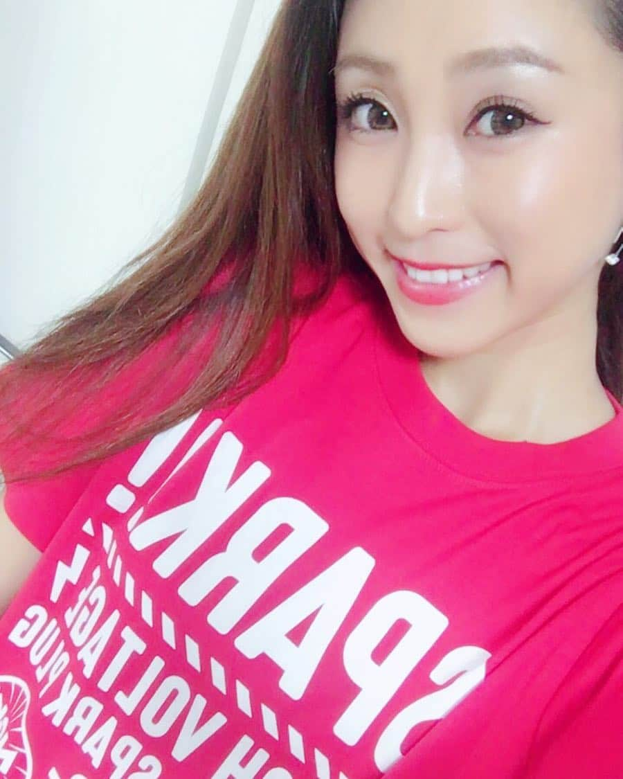 柚月めいさんのインスタグラム写真 - (柚月めいInstagram)「. NGKで新発売されたTシャツ 私も２色プレゼントしていただきました🤣🙏❤️🖤❤️🖤 8耐の2日間で即完売だったみたい😳✨ . 速攻#試着#嬉しい#Tシャツ#NGK#プラグ#spark 元#スパークガールズ#イメージガール#卒業生#柚月めい#レース#8耐#red#present#懐かしい 😭 #love#おそろ #鈴鹿サーキット#favorite#thanks #新発売#soldout#smile」8月1日 23時13分 - meimei.yuzu