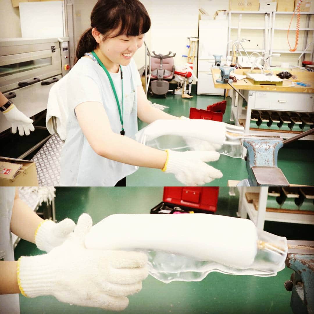 はいてくPOのインスタグラム：「北海道ハイテク☆義肢装具士学科☆ オープンキャンパスでのヒトコマ。 オーブンで熱して軟らかくしたプラスチックを手の形にしています。(^_^) #北海道ハイテク#義肢装具#オープンキャンパス#プラスチック#オーブン#ワンポイントは軍手の跡」
