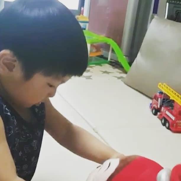 パク・コニョンのインスタグラム：「크리스마스선물을 무지개를 준비해야하나... 등장인물 #산타할아버지#코코몽#힘(할머니)#노루(푸들) #노랑색2개들어간무지개는어디있나요」