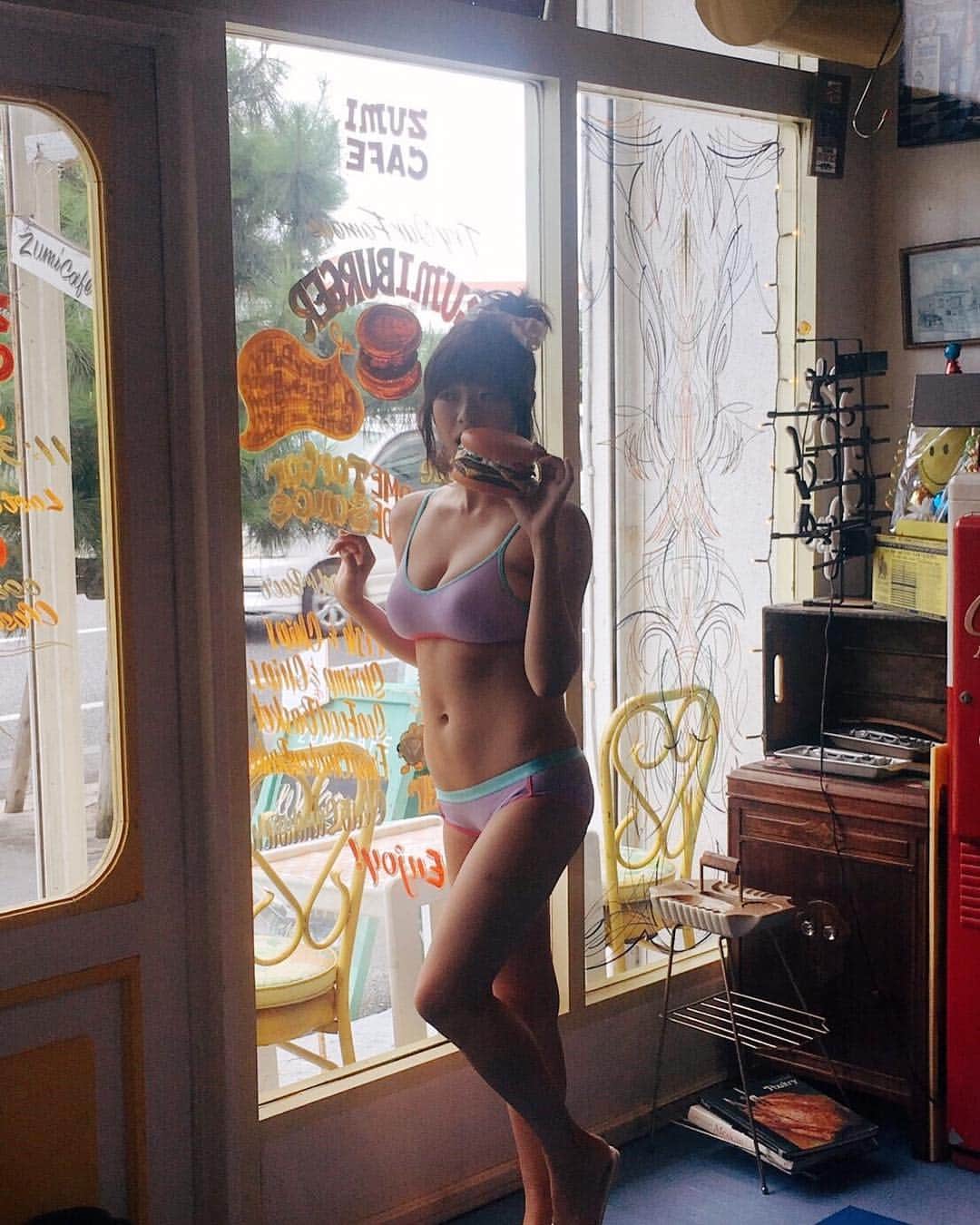 わちみなみのインスタグラム：「ヤンマガのオフショットだよ(^o^) . ハンバーガー屋さんで、ハンバーガーのおもちゃ？🍔笑 . 店内がとっても素敵でした✨❤️ . #ヤングマガジン #ヤンマガ #ハンバーガー #humberger #水着 #パステル #アメリカン」