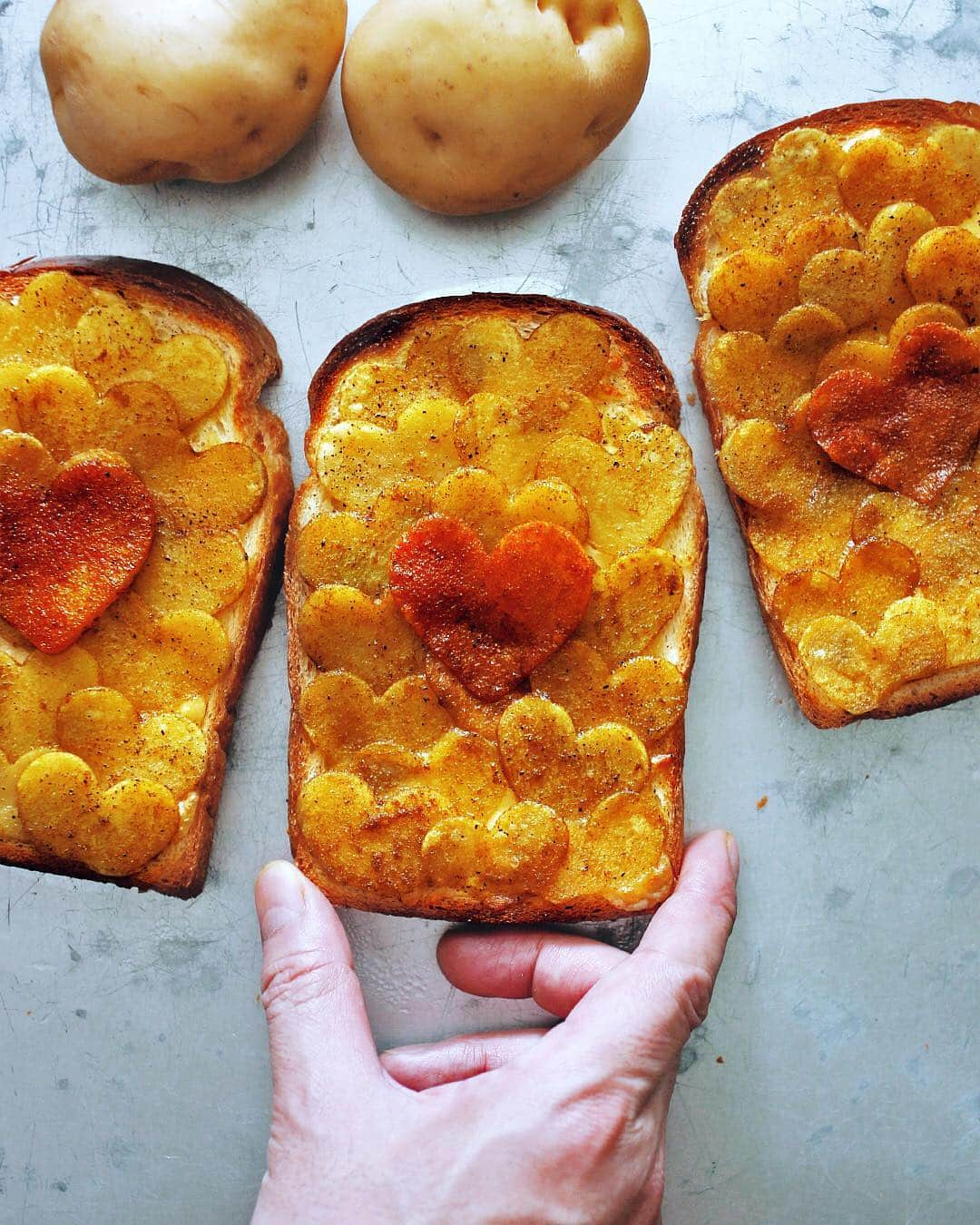 樋口正樹さんのインスタグラム写真 - (樋口正樹Instagram)「Potato Toast . ポテトーストで朝ベジ。 いいね！するとハートが重なる仕掛けで、 朝からハッピー❤️ . スライスしたジャガイモをハートの型で抜いて、カレー粉で炒めてトッピングしたポテトースト。中央のハートはチリパウダーで色付け。パンとジャガイモの間にはチーズ。朝食からしっかり野菜を使ったメニューは朝の目覚めに最適で、さらにスパイスを効かせることで脳も活性化、しかもたくさんのハートでウキウキな気分でスタートできますよ。 . .  #朝ベジ #朝ベジトースト #朝ベジ部 #ポテトースト #新じゃが #ジャガイモ #ポテト #とりあえず野菜食 #いもホリック #vegetable #vegeday #toastgram #toast #potatotoast #goodmorninggoodbreakfast」8月2日 7時06分 - higuccini