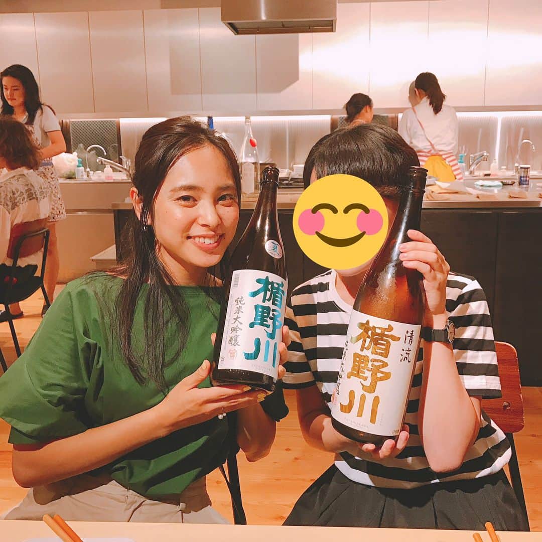 のインスタグラム：「【クイズです💡】 日本酒の生産量が多い都道府県トップ3をあげてください🤔！正解は最後に😆🍶 昨日は友人と 上智大学の学生の方々が運営している Gozalu (@gozalu_official ) さんのイベントに参加しました〜☺️✌️🎵 * Gozalu さんは「日本酒の幸せ」を提供してくださるということで、今回は10種類の日本酒と、創作和食をいただきました🍶🙏✨ * 以下が今回テイスティングした日本酒です🙆👇 * ・青木酒造株式会社(茨城) 御慶事 純米吟醸 ふくまる 御慶事 特別純米 日本晴 * ・飯沼本家株式会社(千葉) 純米吟醸 きのえね アップル * ・楯の川酒造株式会社(山形) 楯野川 純米大吟醸 清流 楯野川 純米大吟醸 爽辛 * ・有限会社渡辺酒造店(岐阜) 純米大吟醸 色おとこ * ・菊の司酒造株式会社(岩手) 菊の司 純米大吟醸 結の香仕込 菊の司 純米生酒 ひまわり * ・大七酒造株式会社(福島) 大七 純米 生酛 ・安元酒造有限会社(福井県) 白岳仙 純米吟醸 涼純辛口 * ----------------------------- みなさん、ご存知の日本酒ありますか😆?? 私は甘いカクテル🍸を飲むことが多いので こんなにいろいろな日本酒を飲んだのは初めてでした😳❣️弱いのでちょこっとずつしか飲んでないですが…🤣 酸味があったり甘みがあったり… 全然違うんだなぁ！と、飲み比べてみて驚き‼️💁🎵* Gozaluさんありがとうございました😊🌟* 最後になりましたが… 冒頭のクイズの答えは… * 1位▶️兵庫県 2位▶️京都府 3位▶️新潟県  ですっ🙌正解できましたか？☺️🍶 それでは良い1日を〜😆👋 #misssophiacontest#上智#ミスコン#ミスソフィア#2017#miss#misssophia#上智大学#内田侑希#上智ミスコンno4#gozalu#日本酒🍶」