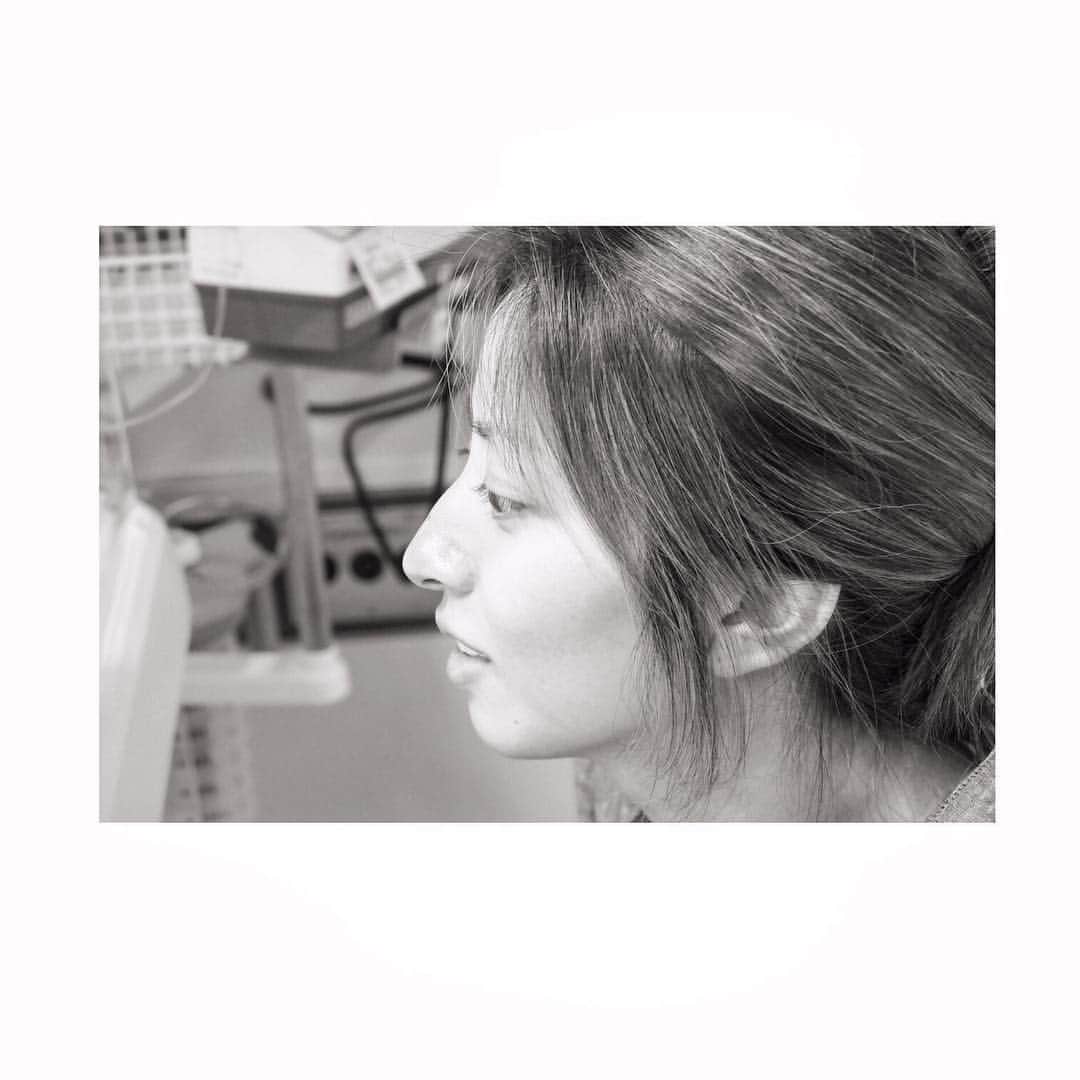 谷澤杏奈さんのインスタグラム写真 - (谷澤杏奈Instagram)「母になりました。 ・ 2017年7月31日午後8時52分 33週0日という2ヶ月近く予定日よりも早い 出産でしたが無事に第一子男の子を迎える事が できたことを報告します。 ・ 32週0日から緊急入院をして 張り止めの点滴を打ち、1日でも長く お腹に居てねっと願うも 次の日には点滴の副作用がひどく もう点滴が打てないと先生に言われ点滴を中断。 ２時間後から微弱陣痛が始まり、大きな病院に 救急車で運ばれその日に産まれるかもと言われ LDRで過ごすも本陣痛まではいかず 5日間近く微弱陣痛に耐え、21時間の陣痛の後 ようやく我が子に会う事ができました。 ・ 正直こんなにお産が大変だとは 思っていなかったので入院中は何度か 心がポキっと折れかけていました。 ・ そんな時に主人や家族、友人にパワーをもらい 同じ症状で入院されている方からのDMや インスタを見てくださっている方からのコメントに 励ましていただき乗り越える事ができました。 本当にありがとうございます。 ・ お産が終わって今思う事は 25年の人生で何かを努力した事や頑張る事 人に誇れる事があまりなかった私に 我が子が母になる前に自信をつけてくれたのかな？ 頑張ることや諦めないことを教えてくれたのかな？ っなんて思っています。 そして、あんだけ痛かったのに 我が子を見た瞬間に痛みが吹っ飛んでもうどんな痛み だったか忘れてしまいました。 ・ 自分が経験したからこそ 自分の母、主人の母に本当に感謝しています。 産んでくれてありがとう。 ・ やっぱり母は強いですね。 もちろん父も強いですが… ・ 私は立ち会い出産だったので 21時間の陣痛の間もずっと主人が隣に居てくれて ひたすらサポートをしてくれていました。 一緒に乗り越えたことで絆も深まり、主人に対しての 愛情も感謝もさらに増す事ができたので 立ち会いにしてよかったなっと感じています。 ・ 我が子は1ヶ月位入院予定なので 一緒に帰れませんが のんきな私に母親になる準備時間を ゆっくり与えてくれたんだなぁーっと 親思いの息子に感謝をしています。 ・ 毎時間会うたびに色んな表情をしてくれる 息子は本当に天使でかけがえのない存在です。 未だに我が子っていう実感がないというか 自分から生まれた事が信じられないですが 一生懸命生きようとしている 我が子が与えてくれるパワーや幸せの気持ちは 本当にすごいです。 ・ 伝えたい事がありすぎて文章にまとまりがないですが 母子ともに元気で順調に回復しています。 ・ 今後も温かく見守って頂けたら幸いです。 ・ 今妊娠中の方、妊娠を考えてる方 先輩ママさん達、子育て頑張りましょうね。 ・ 妊娠中の方は毎日色々な事で不安だったり 気持ちのアップダウンがあると思いますが わからない事は先生や周りに恥ずかしがらずに 聞く事が本当に大切だと思います。 私は笑われてしまうようなことも聞いていました。 不安の解消法は人それぞれなので 自分が安心できる方法を見つけられますよーに。 ・ 40週という長いようで短くあっという間の妊婦生活。 私は33週でしたがとっても充実した日々でした。 つわりなどで辛い時期もありましたが 我が子に会えた瞬間嘘のように吹っ飛びます。 素敵なマタニティライフを送って下さい。 ・ 最後まで読んでくださりありがとうございました。」8月2日 9時23分 - anna.uohan