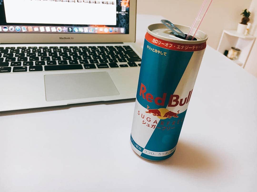 エリーさんのインスタグラム写真 - (エリーInstagram)「power注入。  #morning #work #redbull  #power #tokyo」8月2日 9時51分 - elly0413