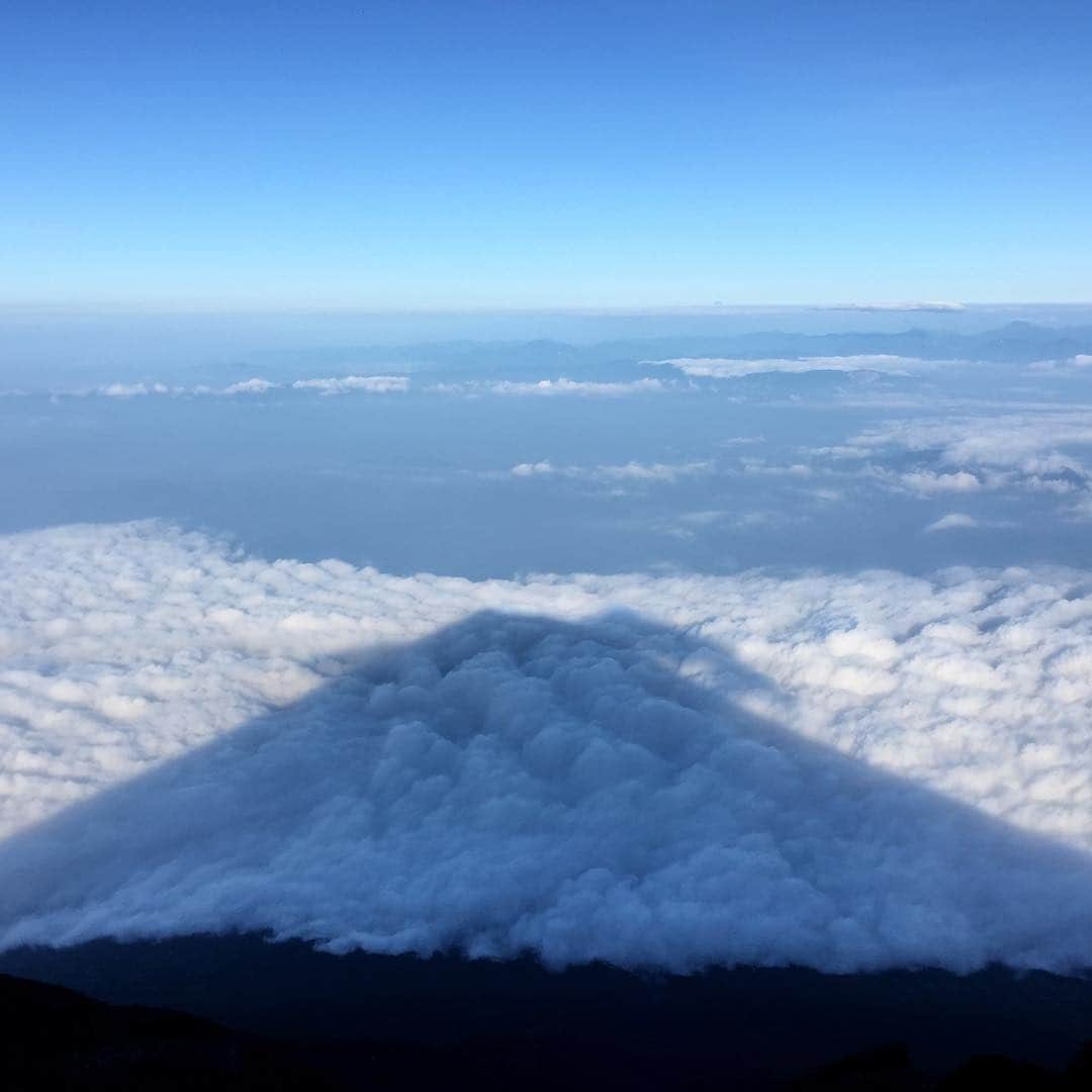 Japanese local photoのインスタグラム：「Guess where I'm at! #日本 #富士山 #頂上 #自然 #山 #登山 #山陰 #頂上 #空 #雲海 #山暮らし #3776 #ハイキング #japan #travel #mtfuji #fuji #hiking #top #sky #mountain #nature #seaofclouds #sacred」