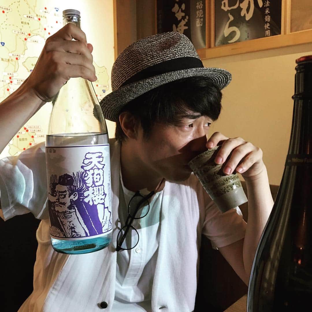 田村淳のインスタグラム：「男は黙って芋焼酎ロックでw  #本当はソーダ割り#すぐに酔っぱらって#交わした会話の内容１つも思い出せない#軟派男代表#田村淳#硬派より軟派がチヤホヤされる時代が来ますよーに#明日もお酒が美味しく飲めますよーに」