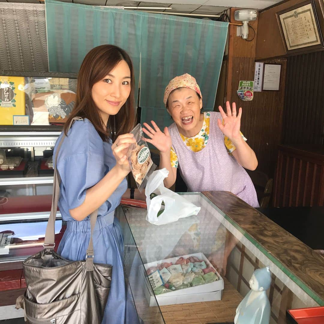 田中里奈さんのインスタグラム写真 - (田中里奈Instagram)「福井県大野市、二日目。 朝から #七間通り の朝市に繰り出し、#シルクカフェ でパンケーキ朝ご飯🥞 はあちゅうさんが大野市名物のお菓子 #けんけら 買ったら、きゅうりをオマケしてくれる優しいお母さん❤️ こういう人との出会いもまた旅の醍醐味。 ・ ワンピースは @isntshe_official のこれから発売する新作を一足お先に着てるよん💓  #福井県 #大野市 #rina_outfit #たなか旅メモ」8月2日 12時55分 - tanakaofficial