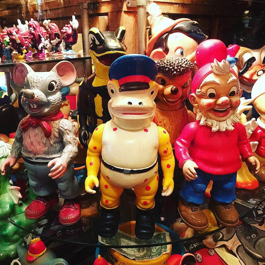 大川知英のインスタグラム：「60〜70's SALAMANDER Vintage Store Display toy's🇩🇪 後1人、グリーンの筋肉カエルが見つからないぜ🐸 #ビンテージ #サラマンダー #ドイツ #シューズメーカー #広告キャラクター #ストアディスプレイ #アメカジボーイズ #TakatsuBase」