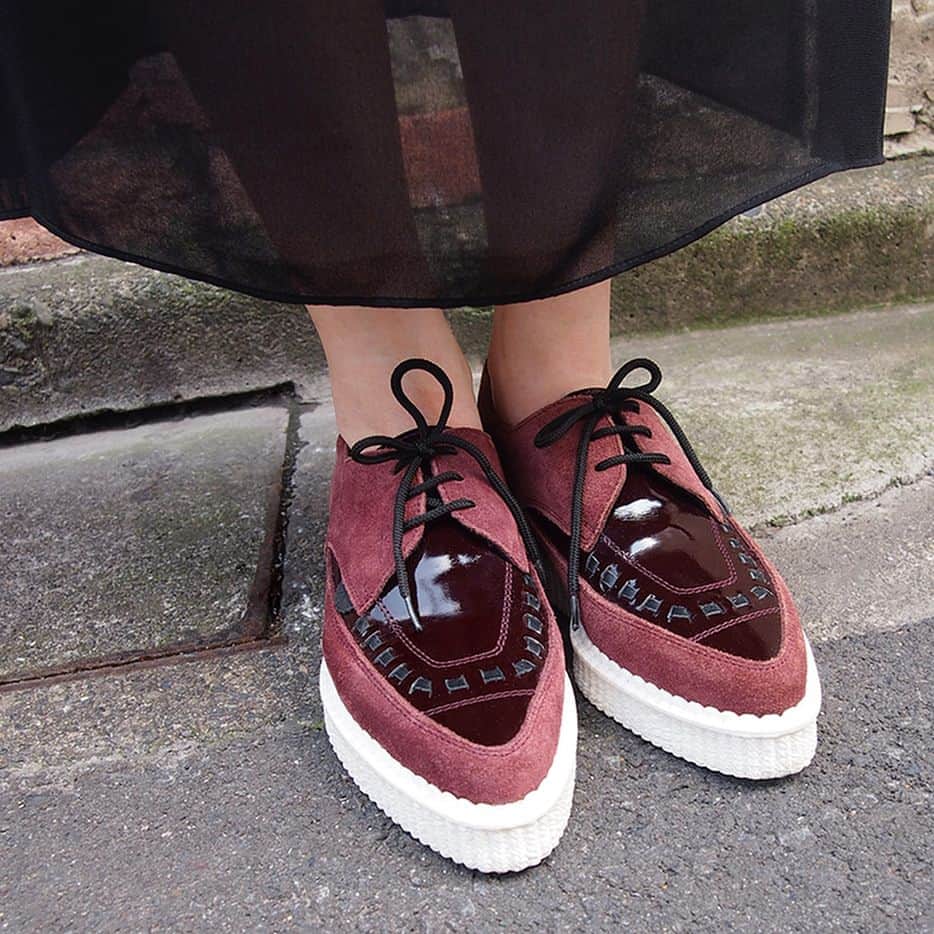 アンダーグラウンドさんのインスタグラム写真 - (アンダーグラウンドInstagram)「こんばんは〜 The Barfly Shoe here is a special make up of Burgundy Suede and Patent worn here by @shihoyuri さん. 日本のお客様は是非www.underground-shoes.jpへご覧くださいね(＾ｰ^)ノ  #Undergroundshoe #Undergroundshoes #Undergroundengland #Undergroundlondon #8berwickstreet #Underground_halfmoon #UNDERGROUNDCREEPERS #Thecreeper #Brothelcreepers #Originalcreepers」8月2日 23時06分 - resul80k2