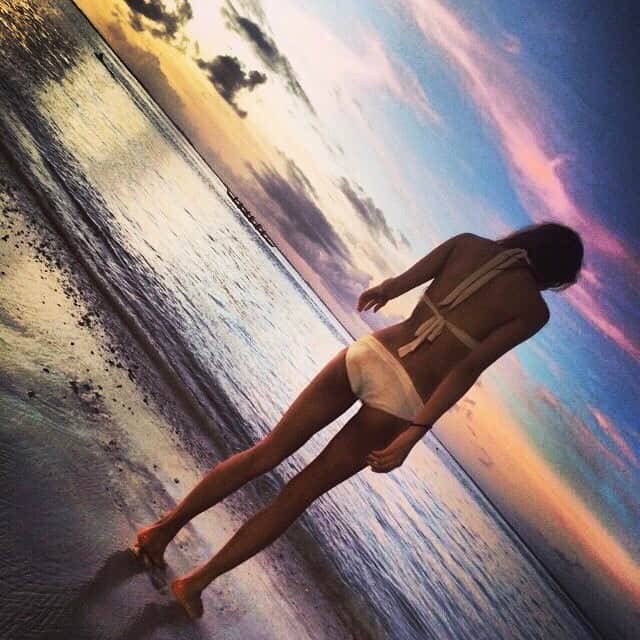 田中道子さんのインスタグラム写真 - (田中道子Instagram)「孤独は美徳。 #sunset ☺️💕 #instagood #photography #sea #swimwear」8月2日 23時40分 - michikotanaka_official